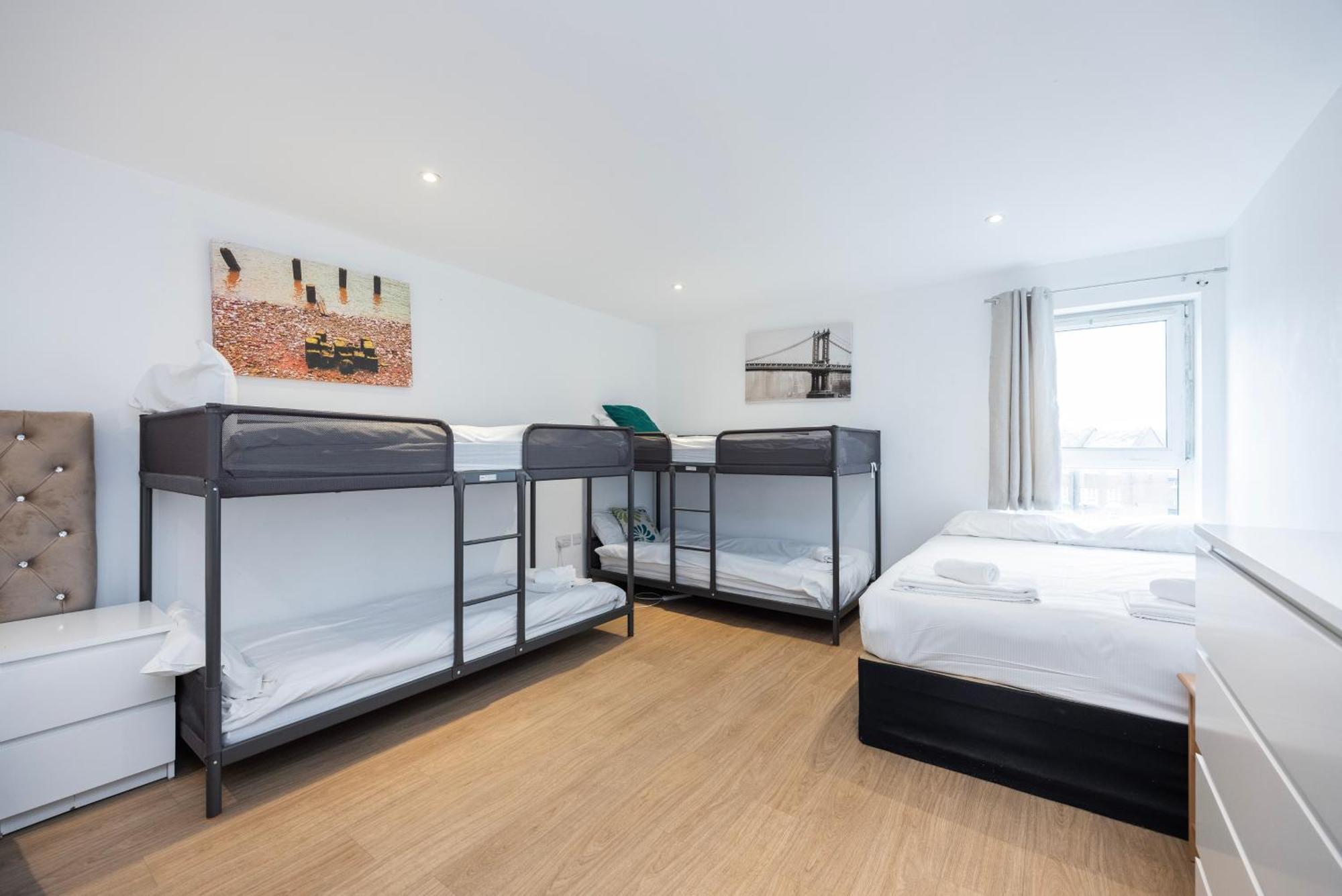 Heads On Bed - Docklands Canary Wharf Excel Apartment London