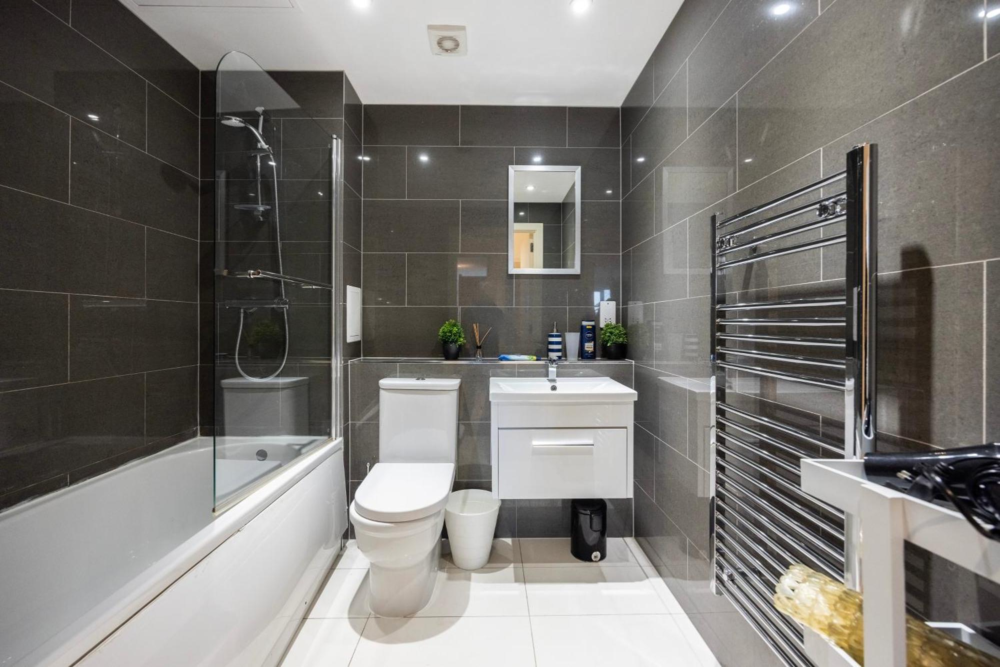 Apartment Heads On Bed - Docklands Canary Wharf Excel London