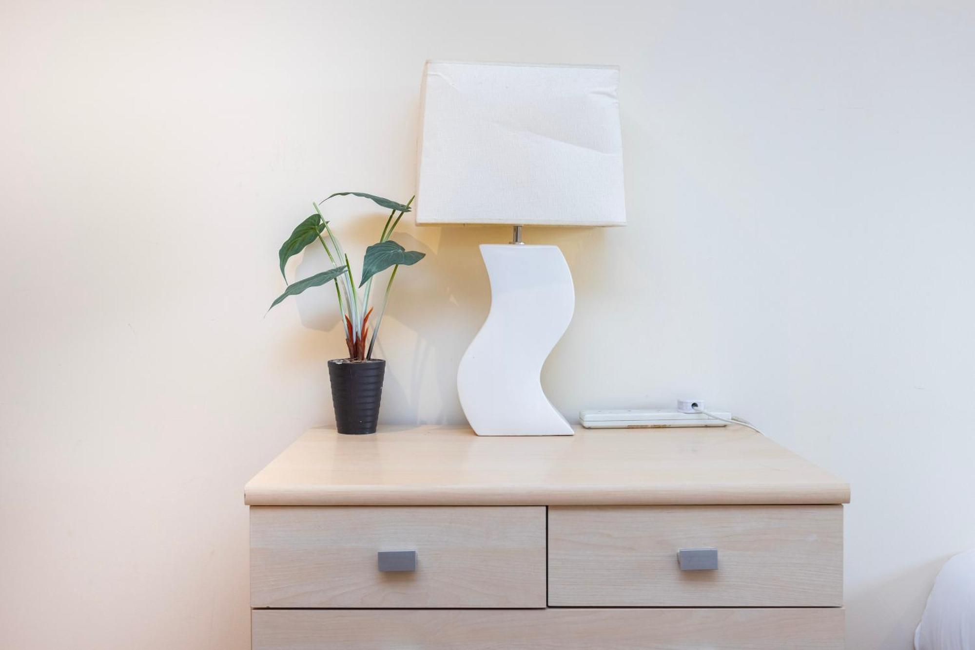 Heads On Bed - Docklands Canary Wharf Excel Apartment *