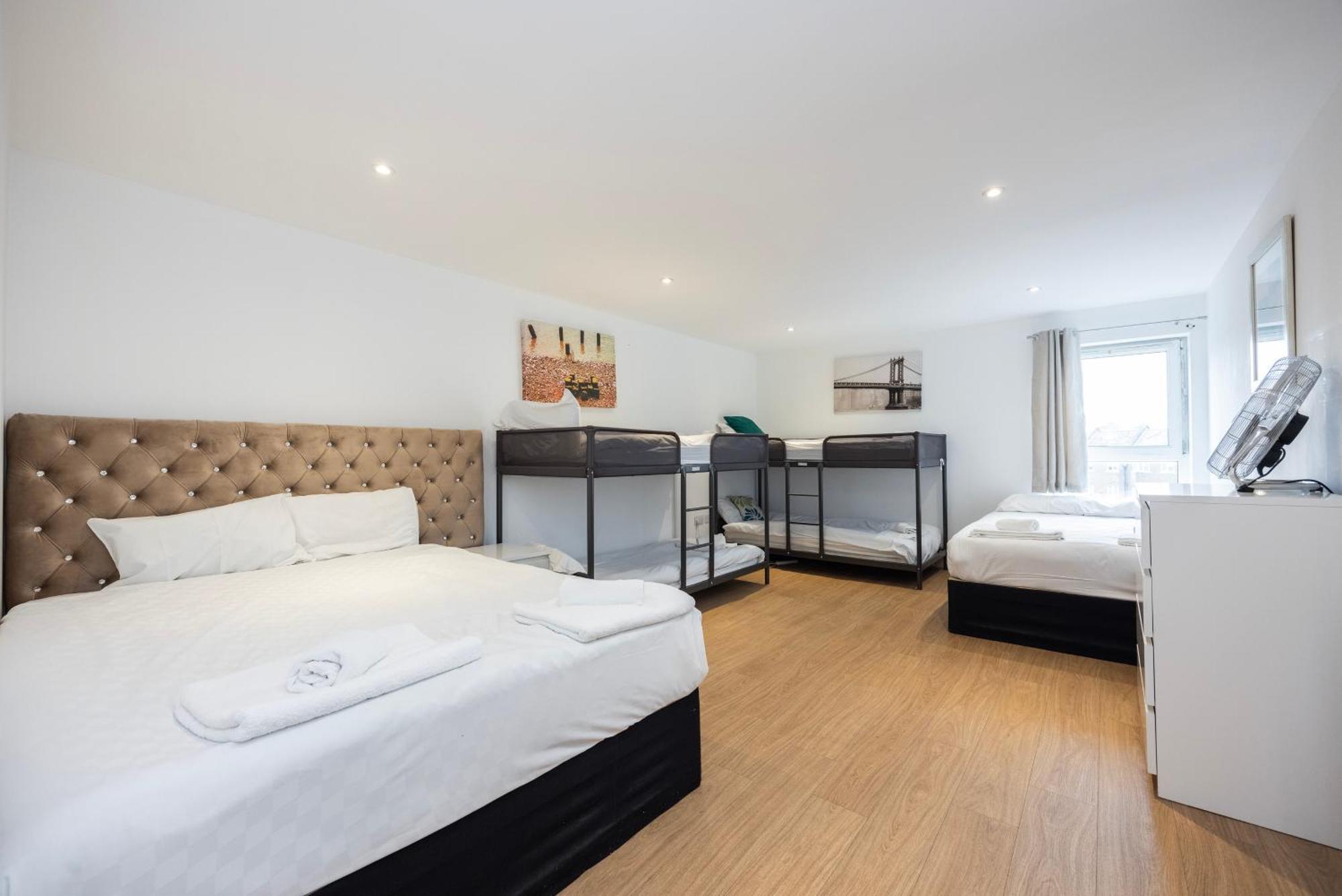 Apartment Heads On Bed - Docklands Canary Wharf Excel London