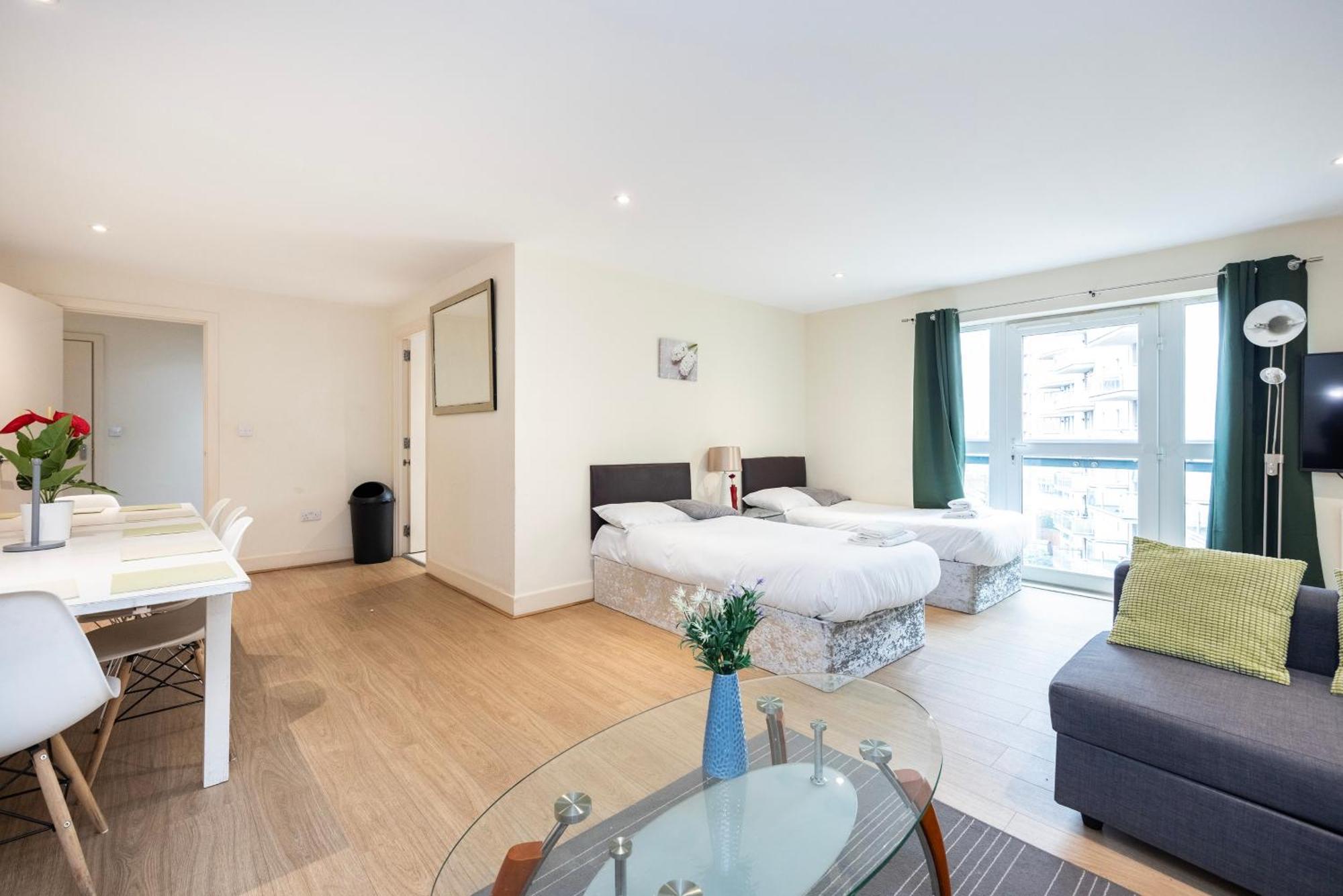 Heads On Bed - Docklands Canary Wharf Excel Apartment London