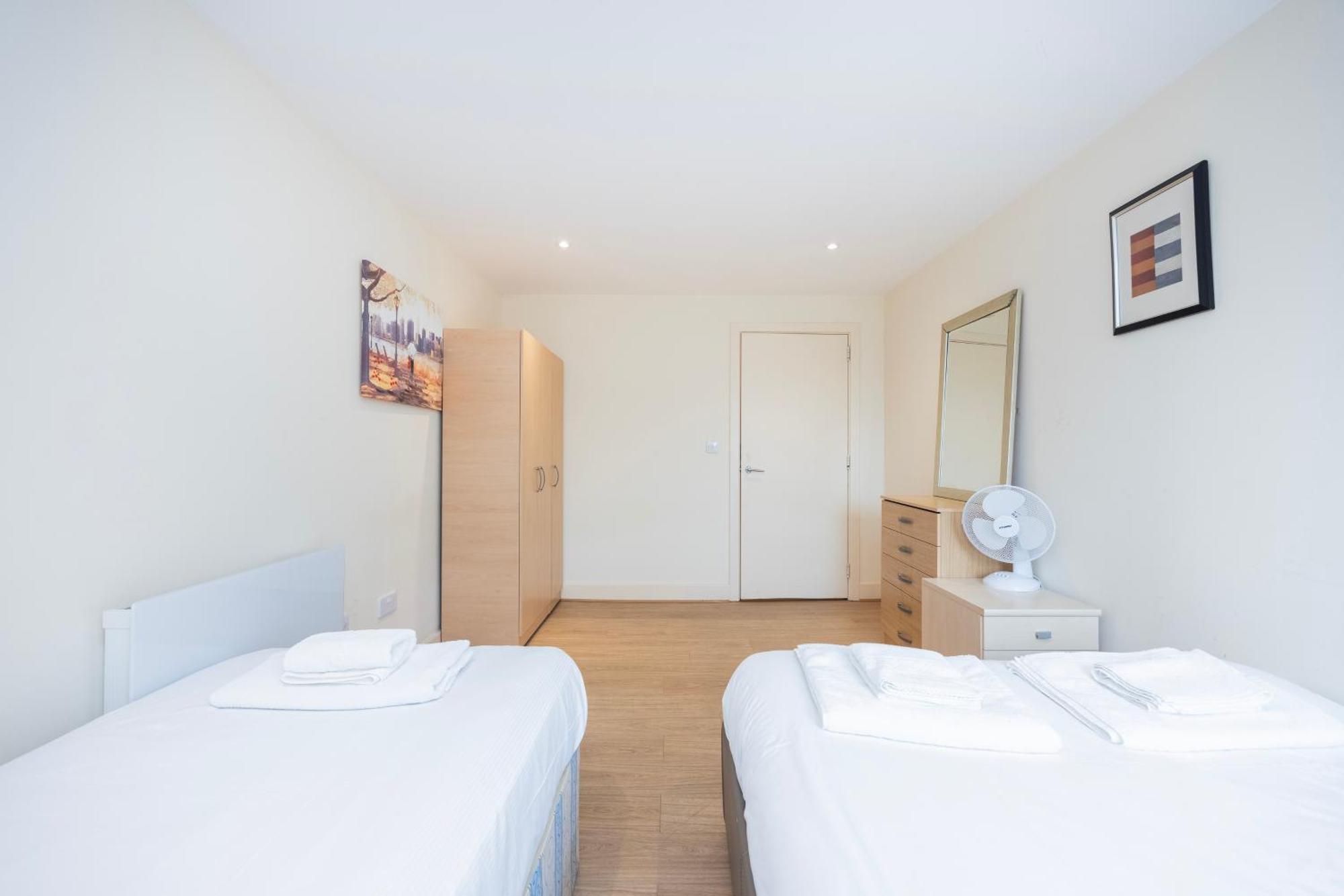 Apartment Heads On Bed - Docklands Canary Wharf Excel *