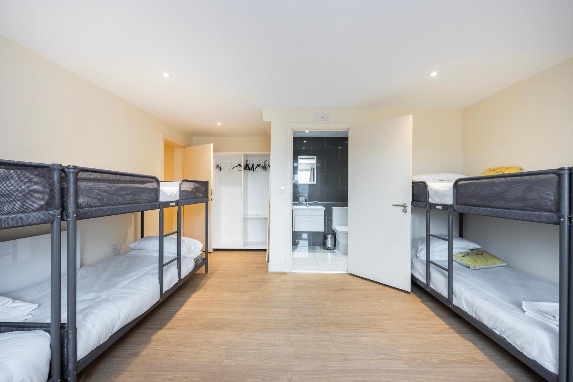 Heads On Bed - Docklands Canary Wharf Excel