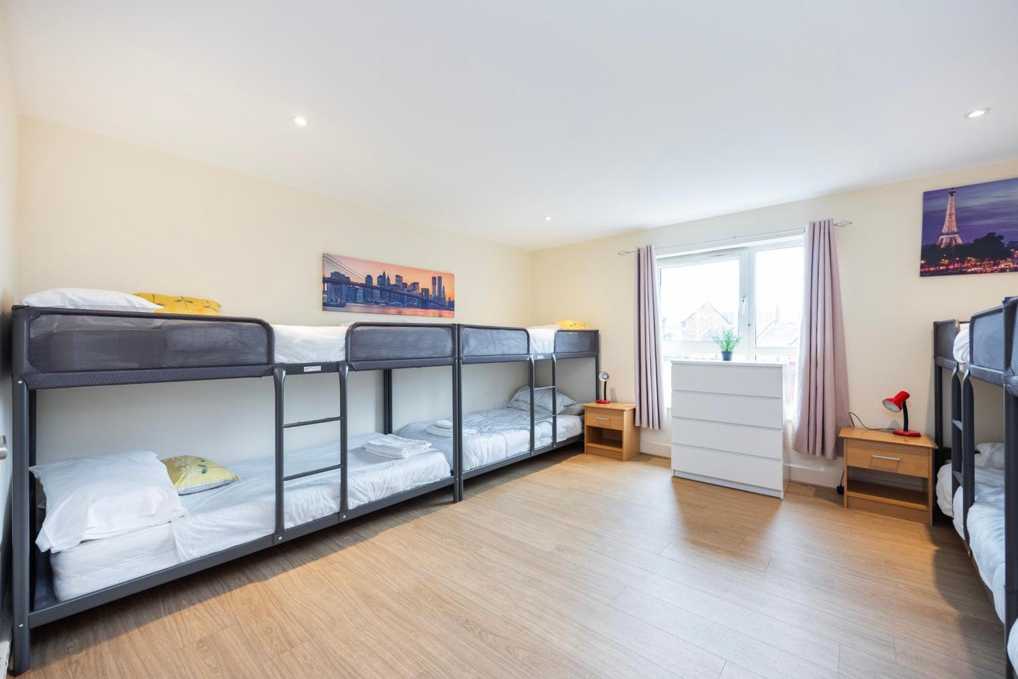 Heads On Bed - Docklands Canary Wharf Excel * London