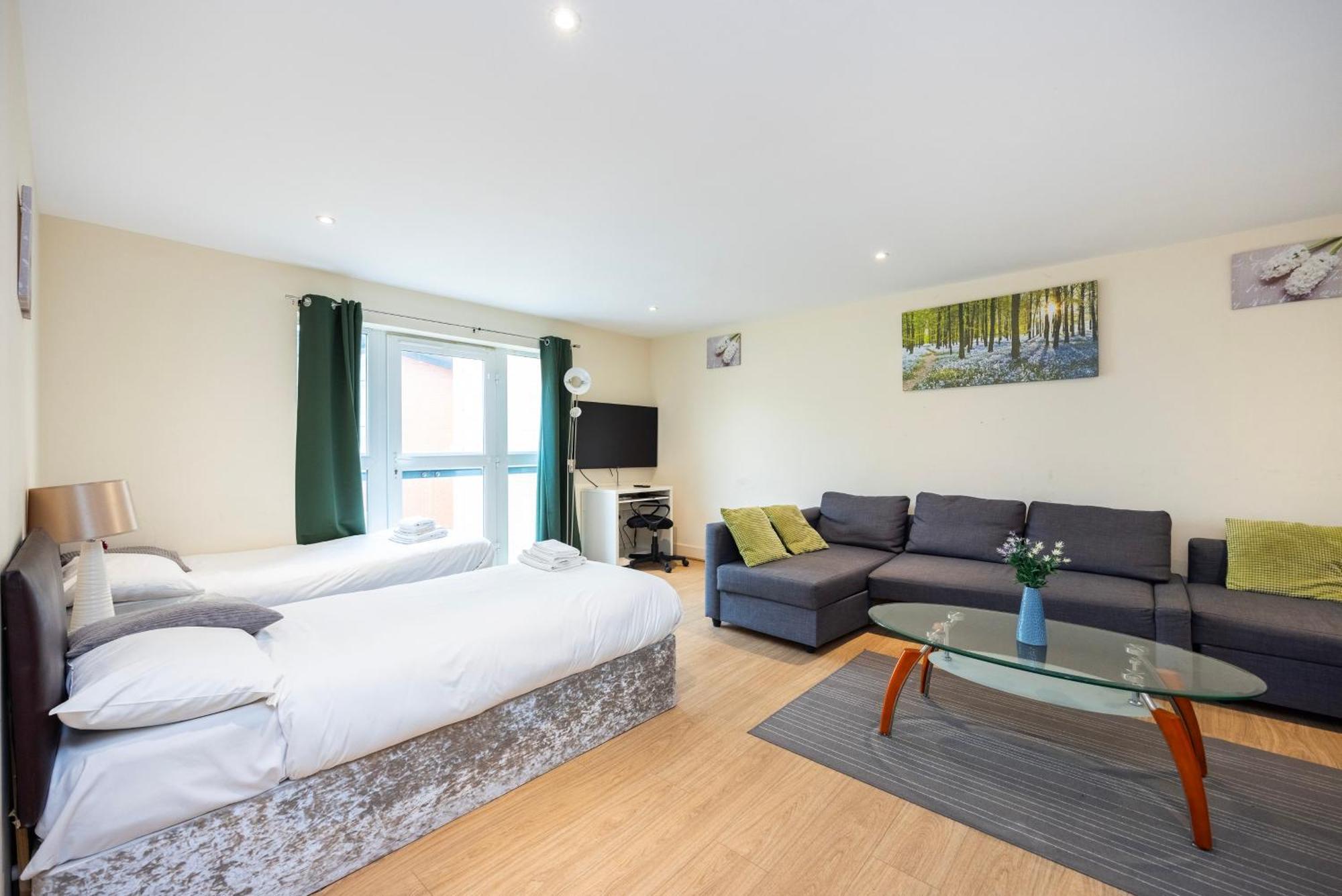Heads On Bed - Docklands Canary Wharf Excel Apartment London
