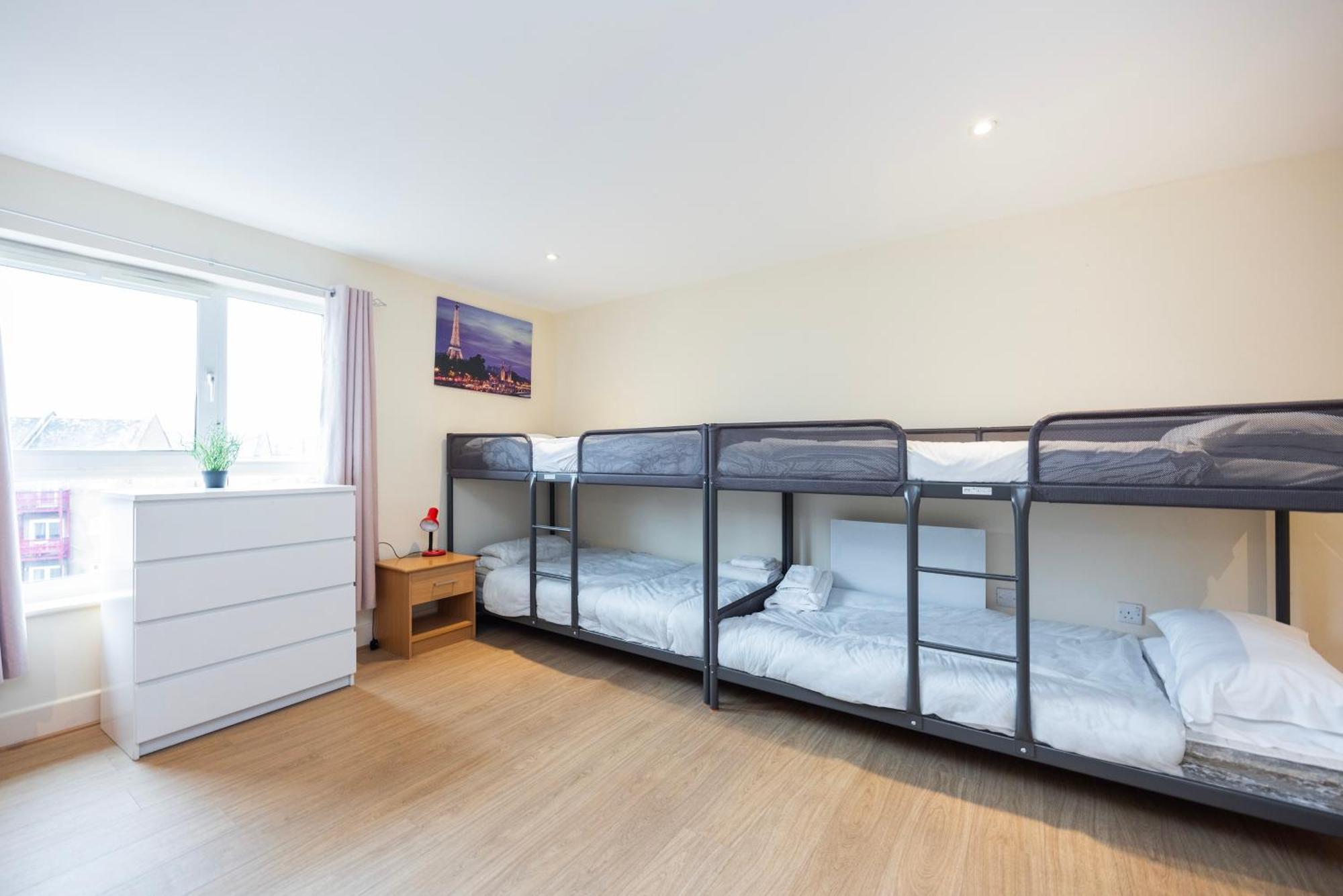 Heads On Bed - Docklands Canary Wharf Excel London