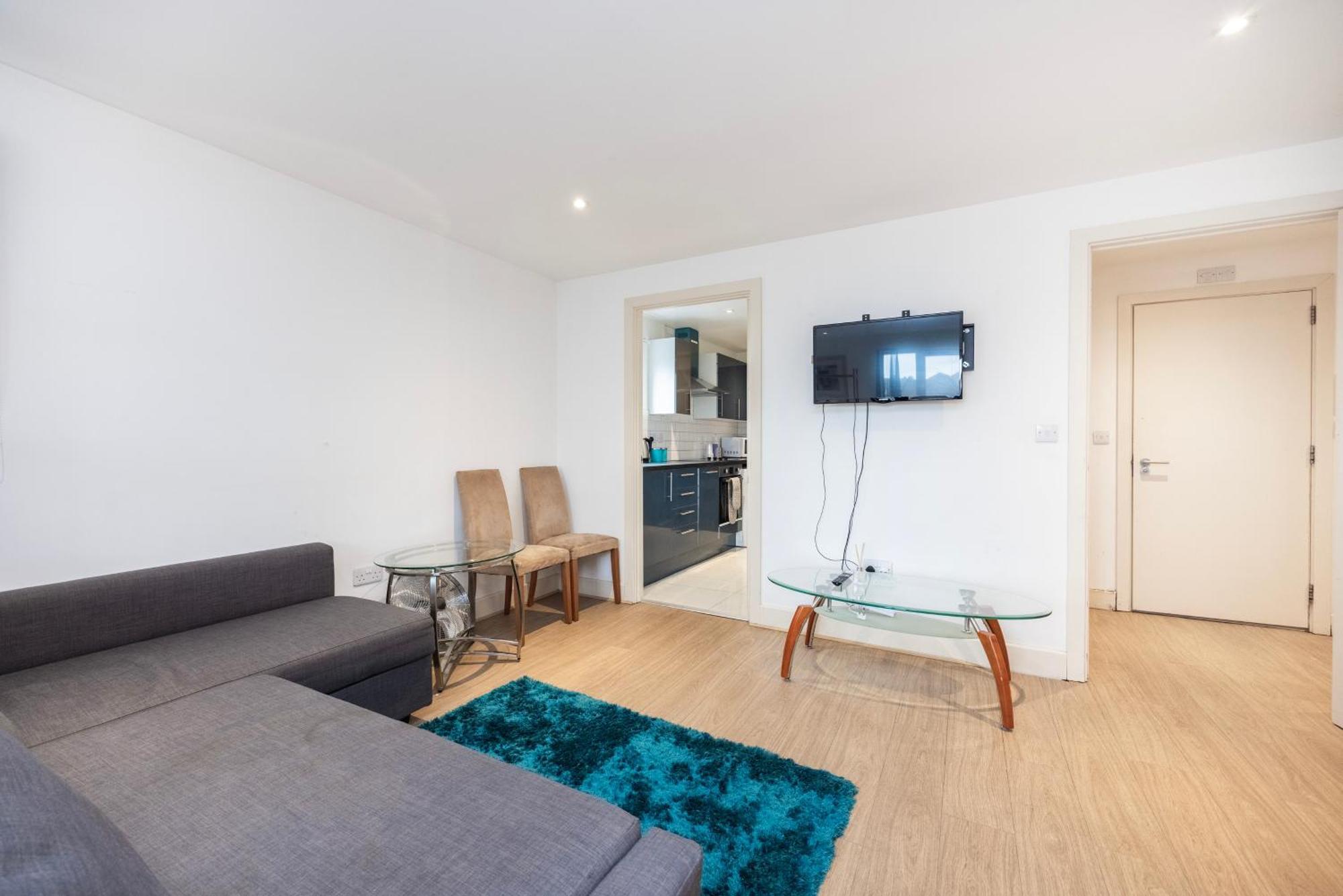 Heads On Bed - Docklands Canary Wharf Excel Apartment