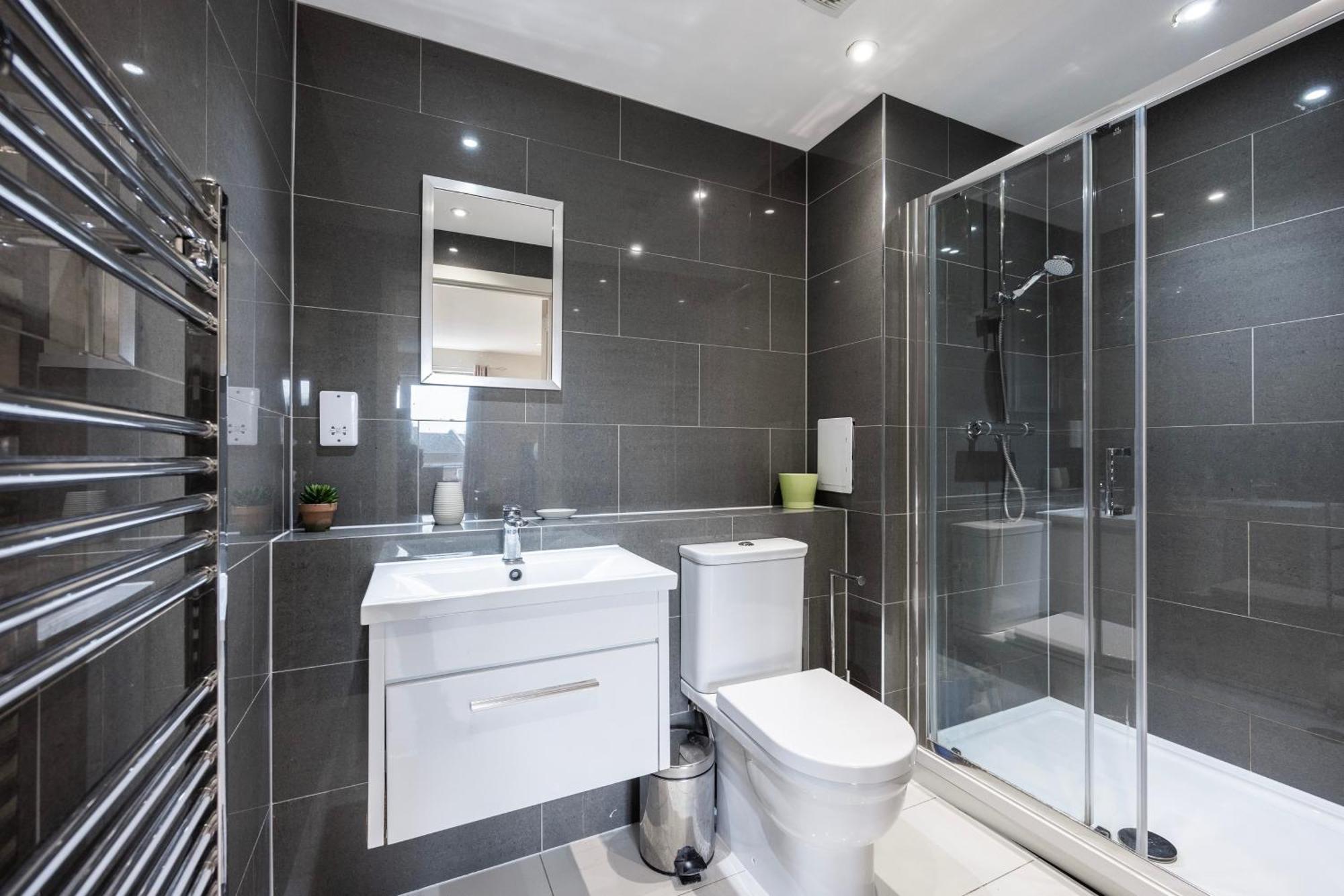 Apartment Heads On Bed - Docklands Canary Wharf Excel London
