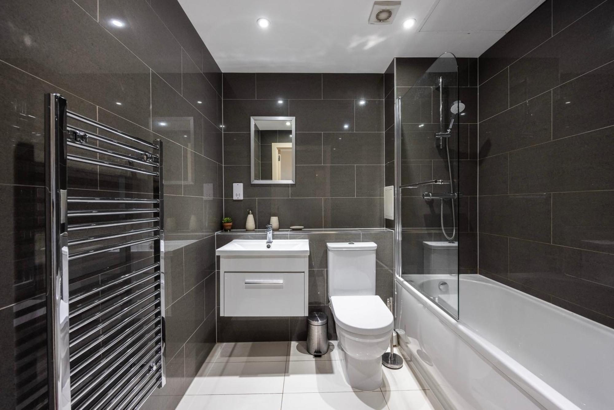 Heads On Bed - Docklands Canary Wharf Excel Apartment *