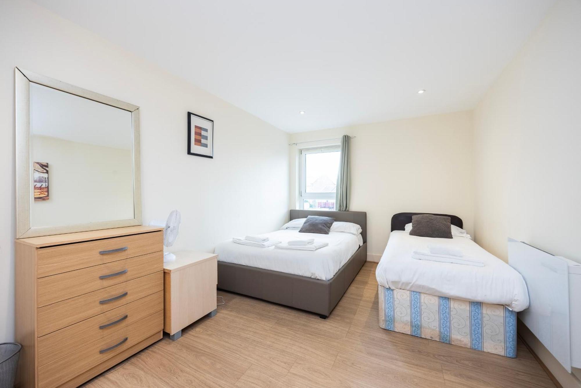 Heads On Bed - Docklands Canary Wharf Excel Apartment