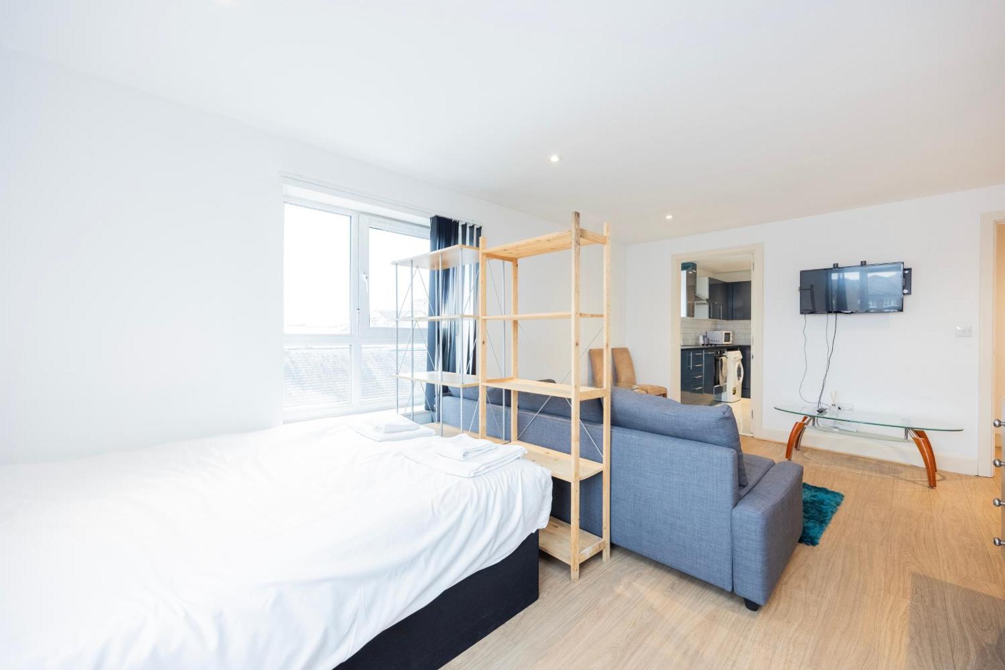 Heads On Bed - Docklands Canary Wharf Excel London