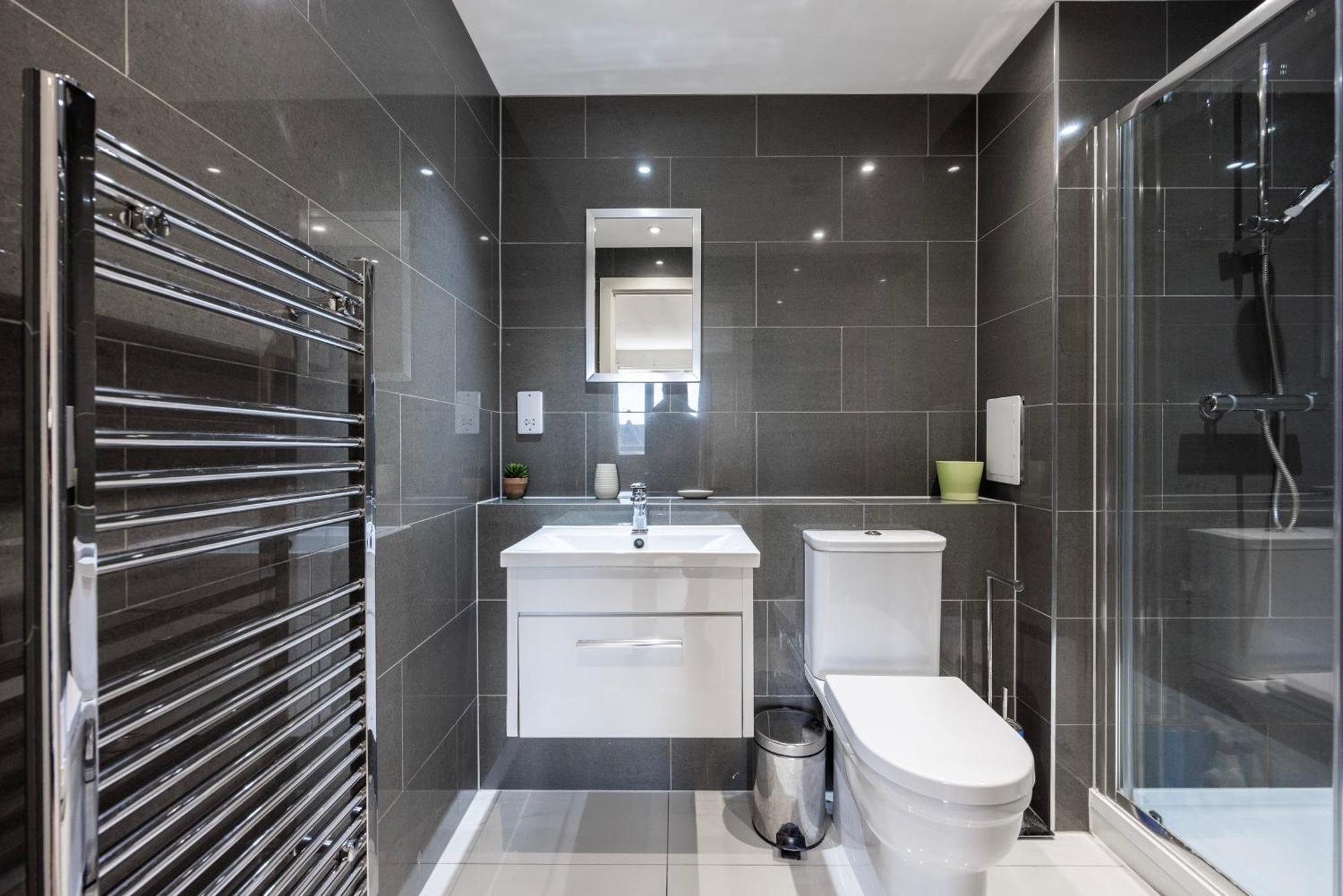 Apartment Heads On Bed - Docklands Canary Wharf Excel London