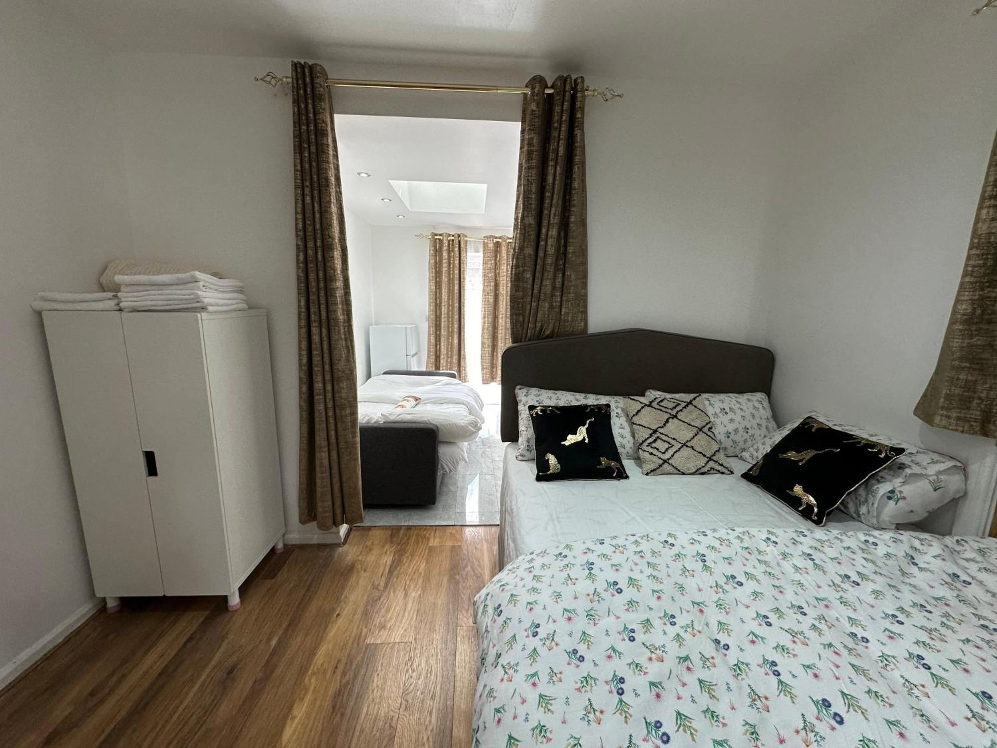 4th Flat With Private Own Bathroom A Luxury Family Setup And Furnished With Double Bed A Double Futon-sofa Bed A Single Futon Bed A Baby Cot And Garden And Free Parking Apartment London