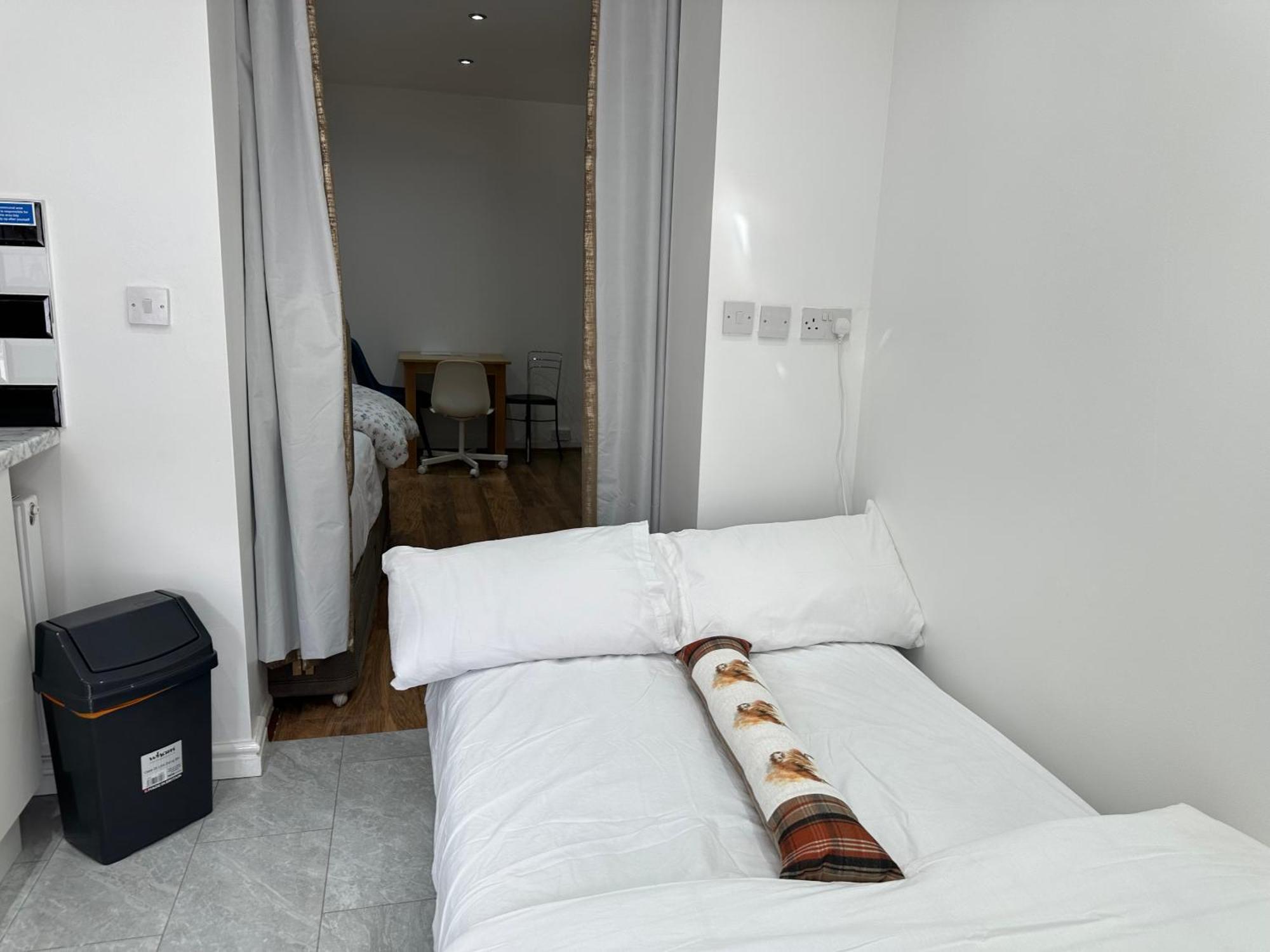 4th Flat With Private Own Bathroom A Luxury Family Setup And Furnished With Double Bed A Double Futon-sofa Bed A Single Futon Bed A Baby Cot And Garden And Free Parking Apartment