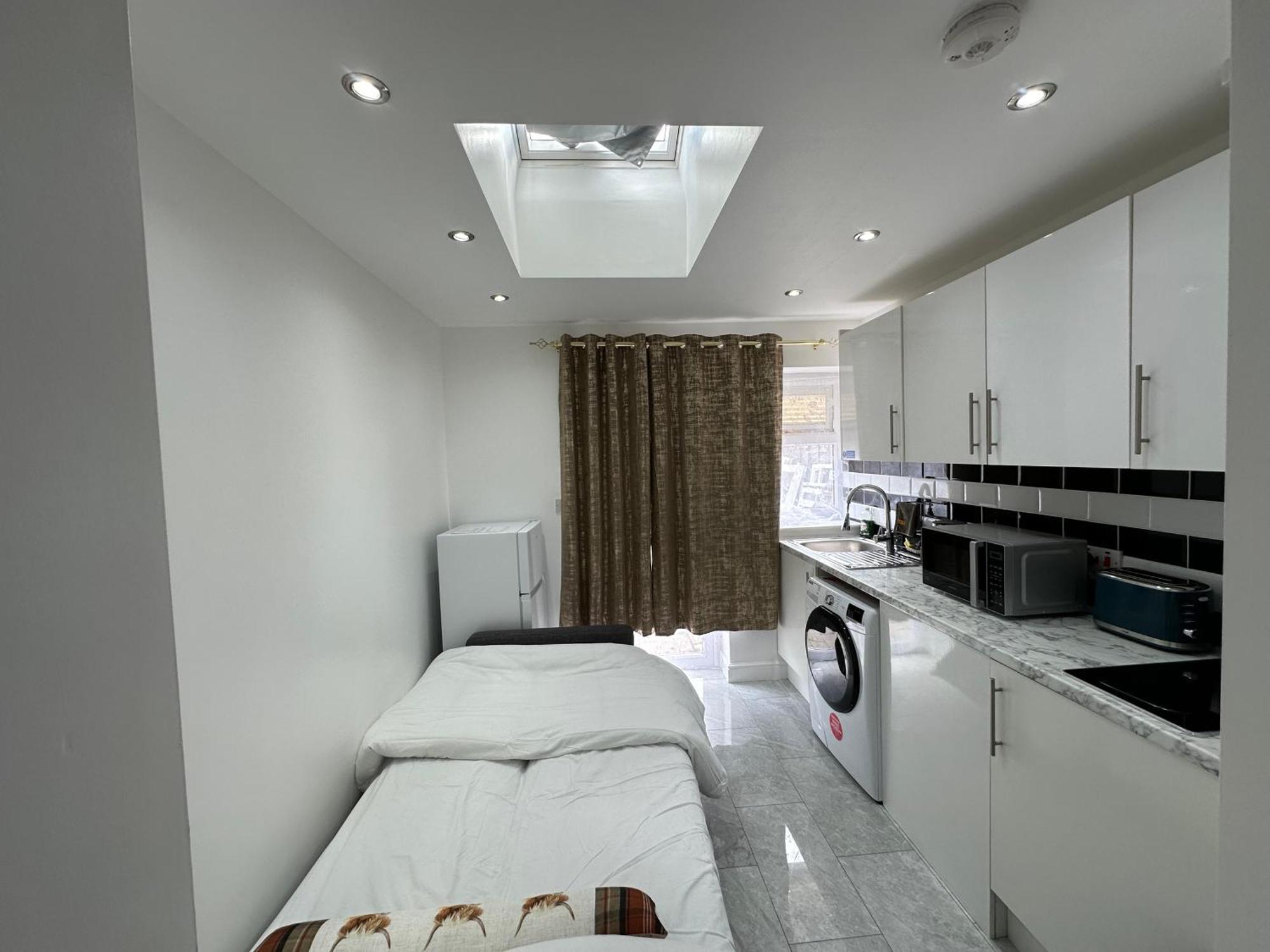 Apartment 4th Flat With Private Own Bathroom A Luxury Family Setup And Furnished With Double Bed A Double Futon-sofa Bed A Single Futon Bed A Baby Cot And Garden And Free Parking *