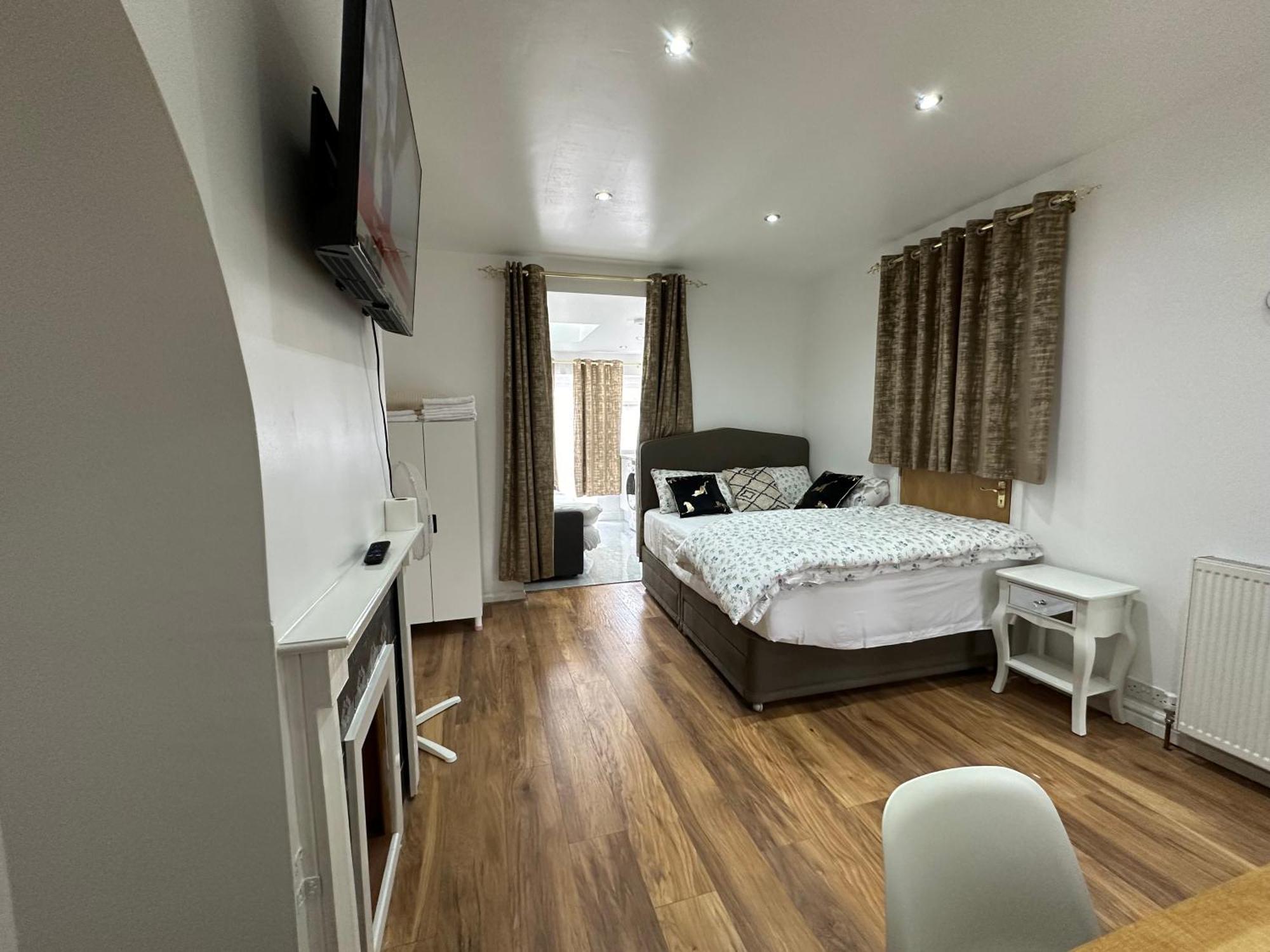 4th Flat With Private Own Bathroom A Luxury Family Setup And Furnished With Double Bed A Double Futon-sofa Bed A Single Futon Bed A Baby Cot And Garden And Free Parking Apartment *