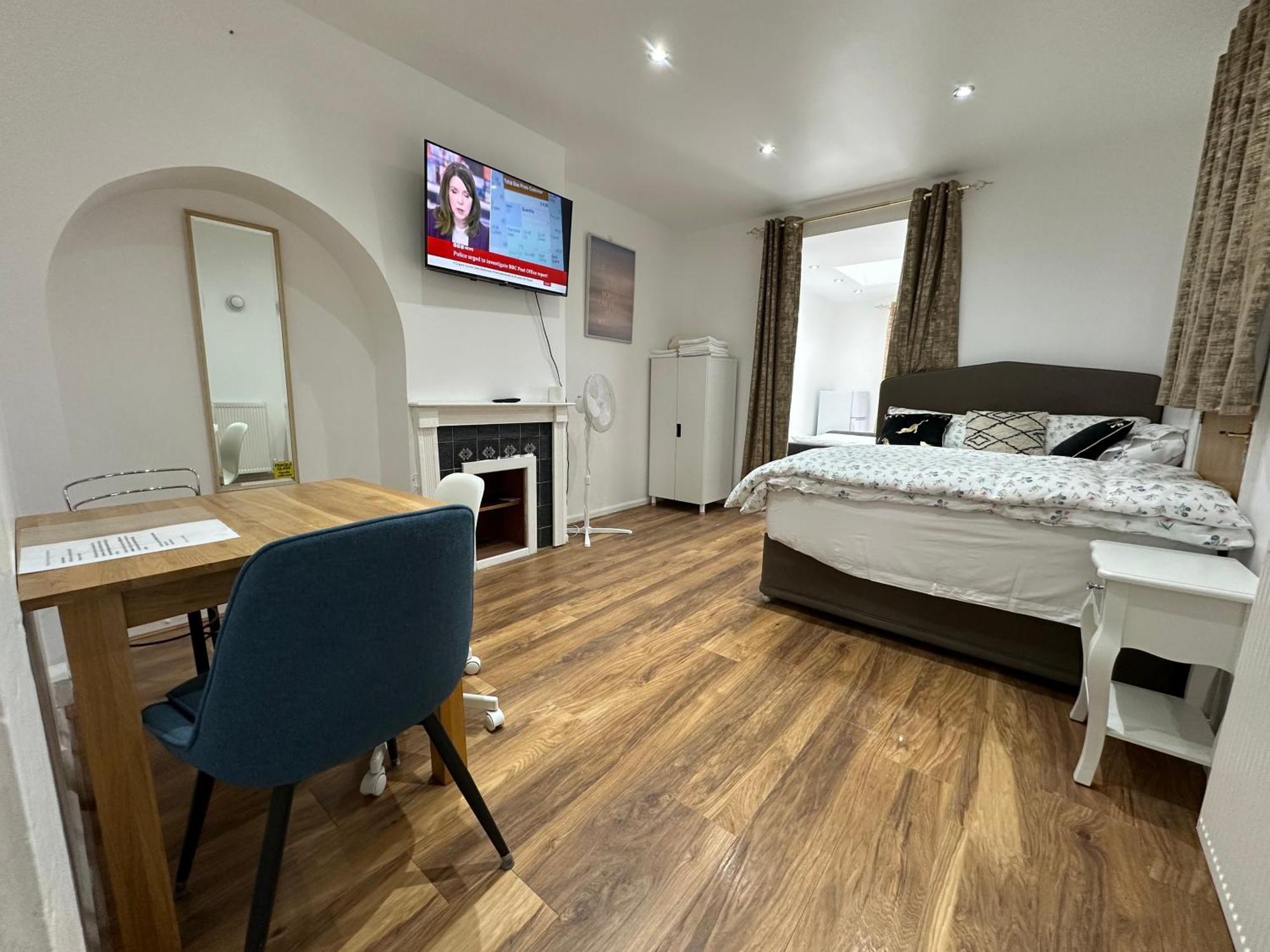 4th Flat With Private Own Bathroom A Luxury Family Setup And Furnished With Double Bed A Double Futon-sofa Bed A Single Futon Bed A Baby Cot And Garden And Free Parking Apartment London