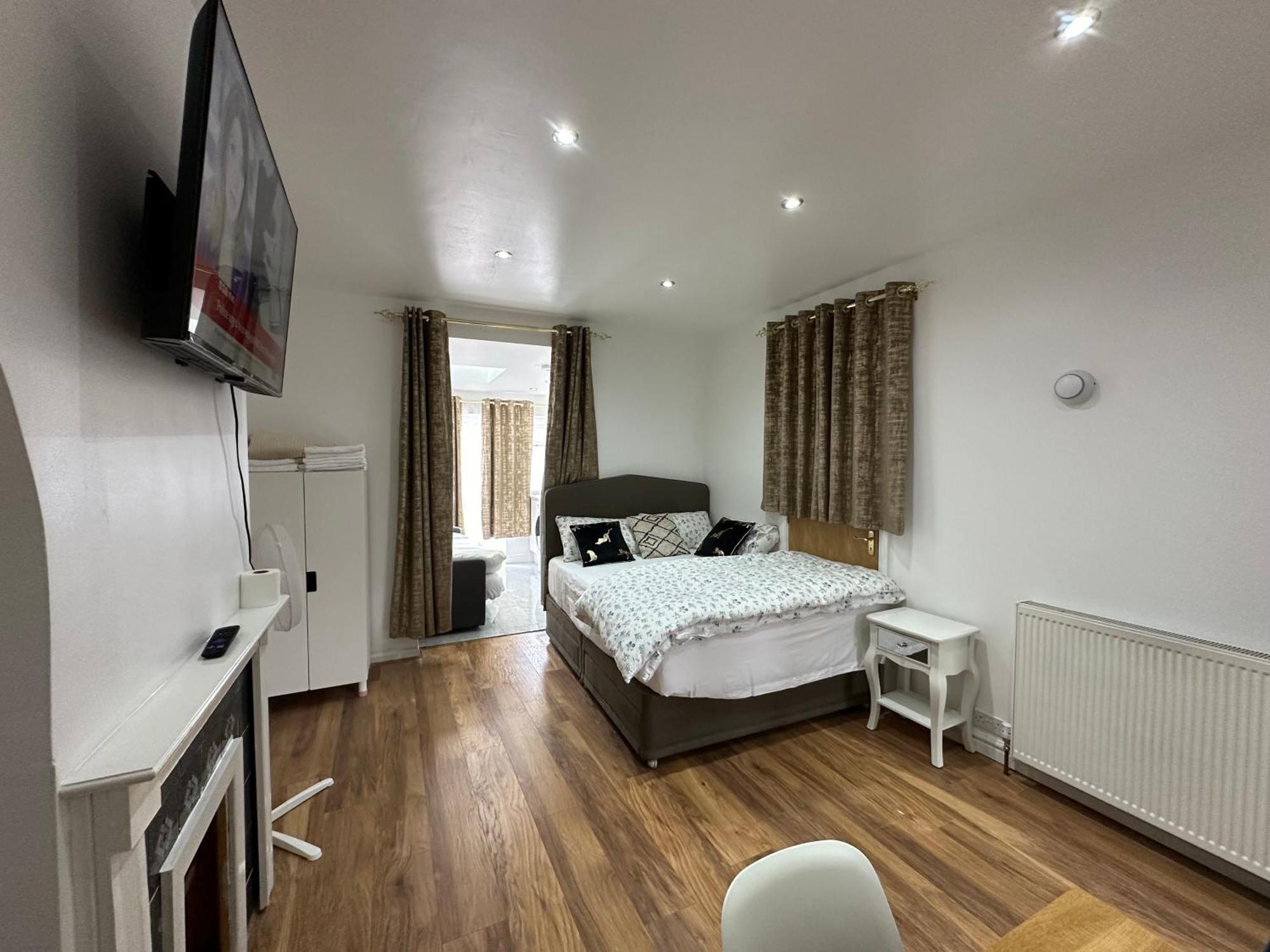 4th Flat With Private Own Bathroom A Luxury Family Setup And Furnished With Double Bed A Double Futon-sofa Bed A Single Futon Bed A Baby Cot And Garden And Free Parking London