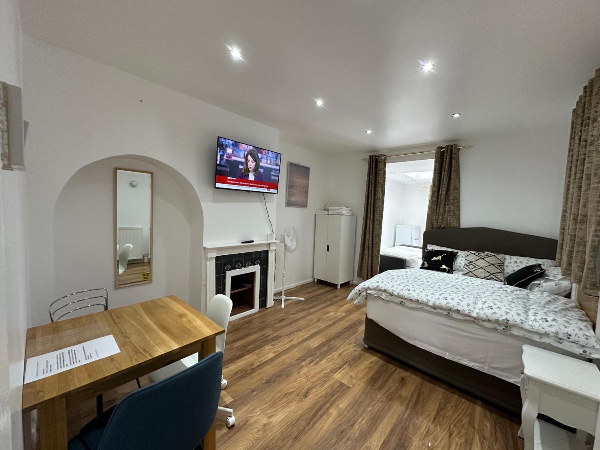 4th Flat With Private Own Bathroom A Luxury Family Setup And Furnished With Double Bed A Double Futon-sofa Bed A Single Futon Bed A Baby Cot And Garden And Free Parking Apartment