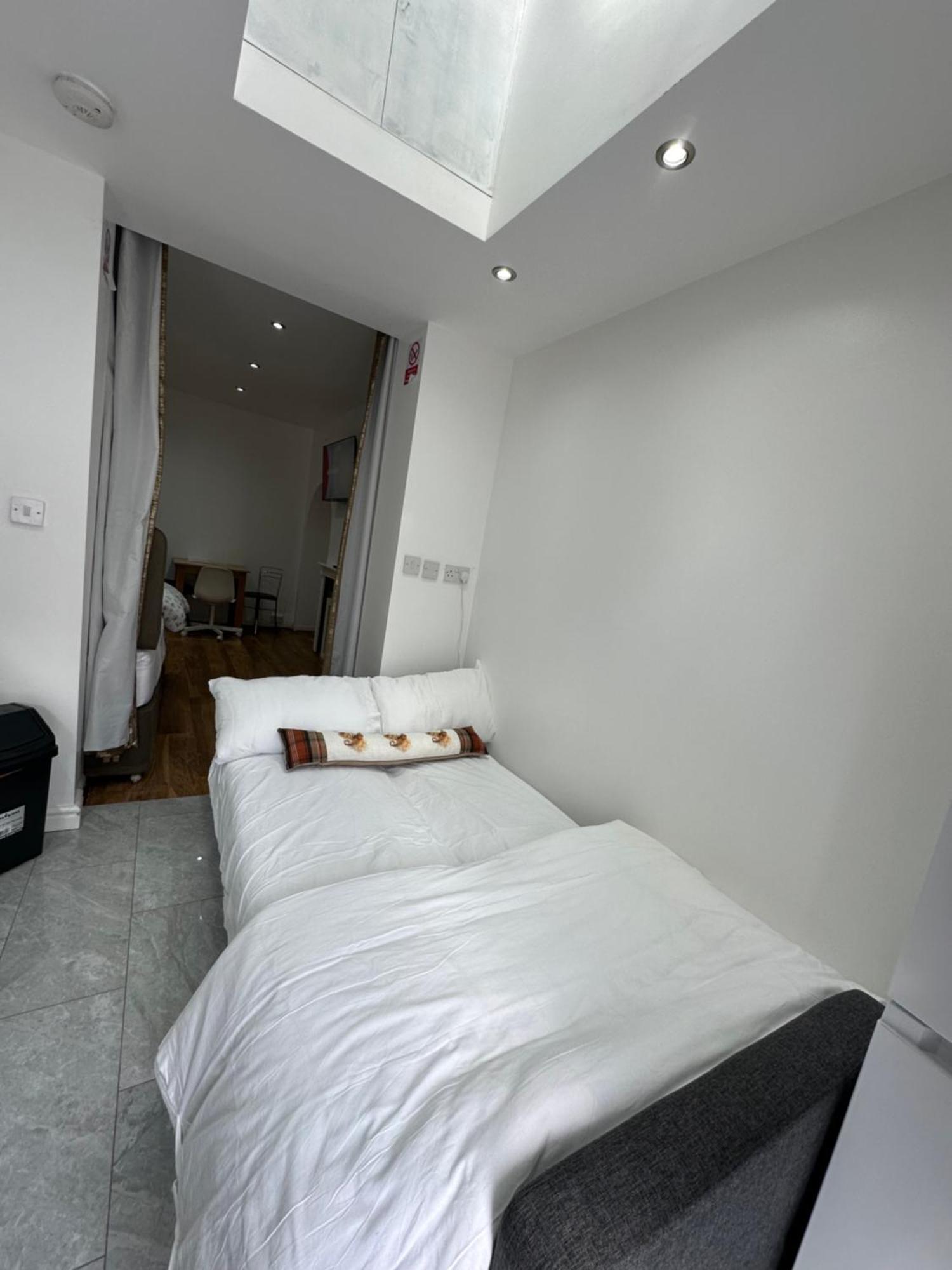 4th Flat With Private Own Bathroom A Luxury Family Setup And Furnished With Double Bed A Double Futon-sofa Bed A Single Futon Bed A Baby Cot And Garden And Free Parking Apartment *