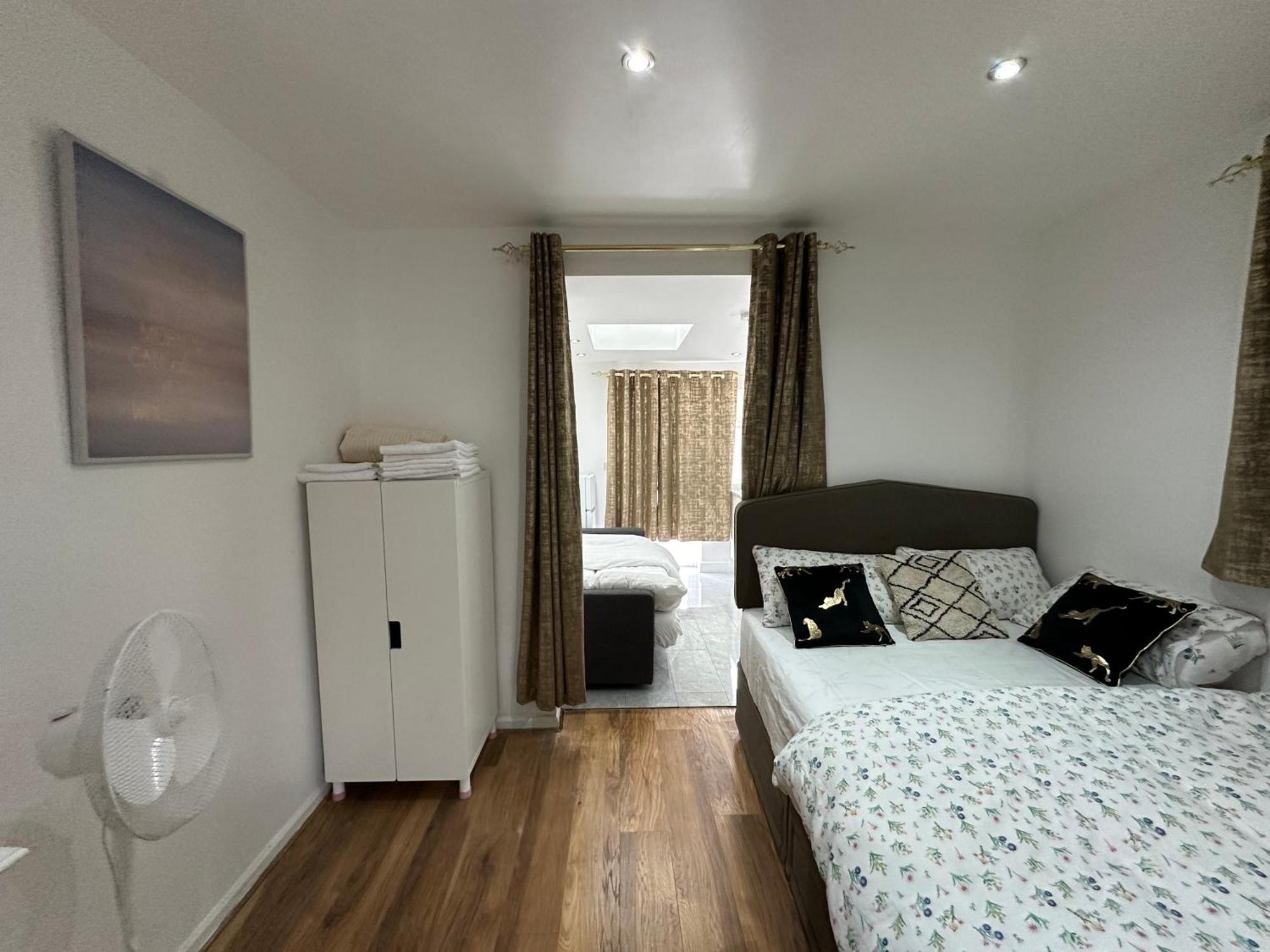 4th Flat With Private Own Bathroom A Luxury Family Setup And Furnished With Double Bed A Double Futon-sofa Bed A Single Futon Bed A Baby Cot And Garden And Free Parking Apartment *