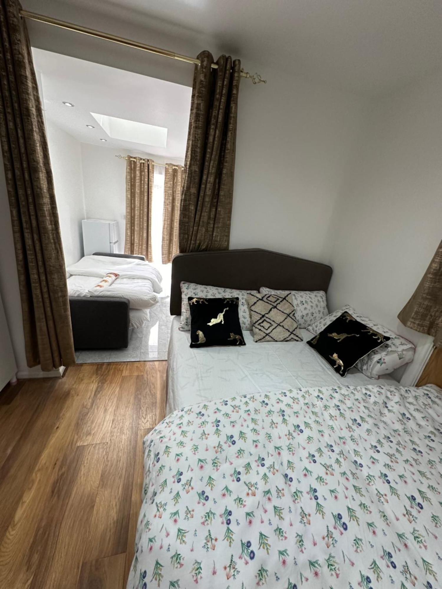 Apartment 4th Flat With Private Own Bathroom A Luxury Family Setup And Furnished With Double Bed A Double Futon-sofa Bed A Single Futon Bed A Baby Cot And Garden And Free Parking