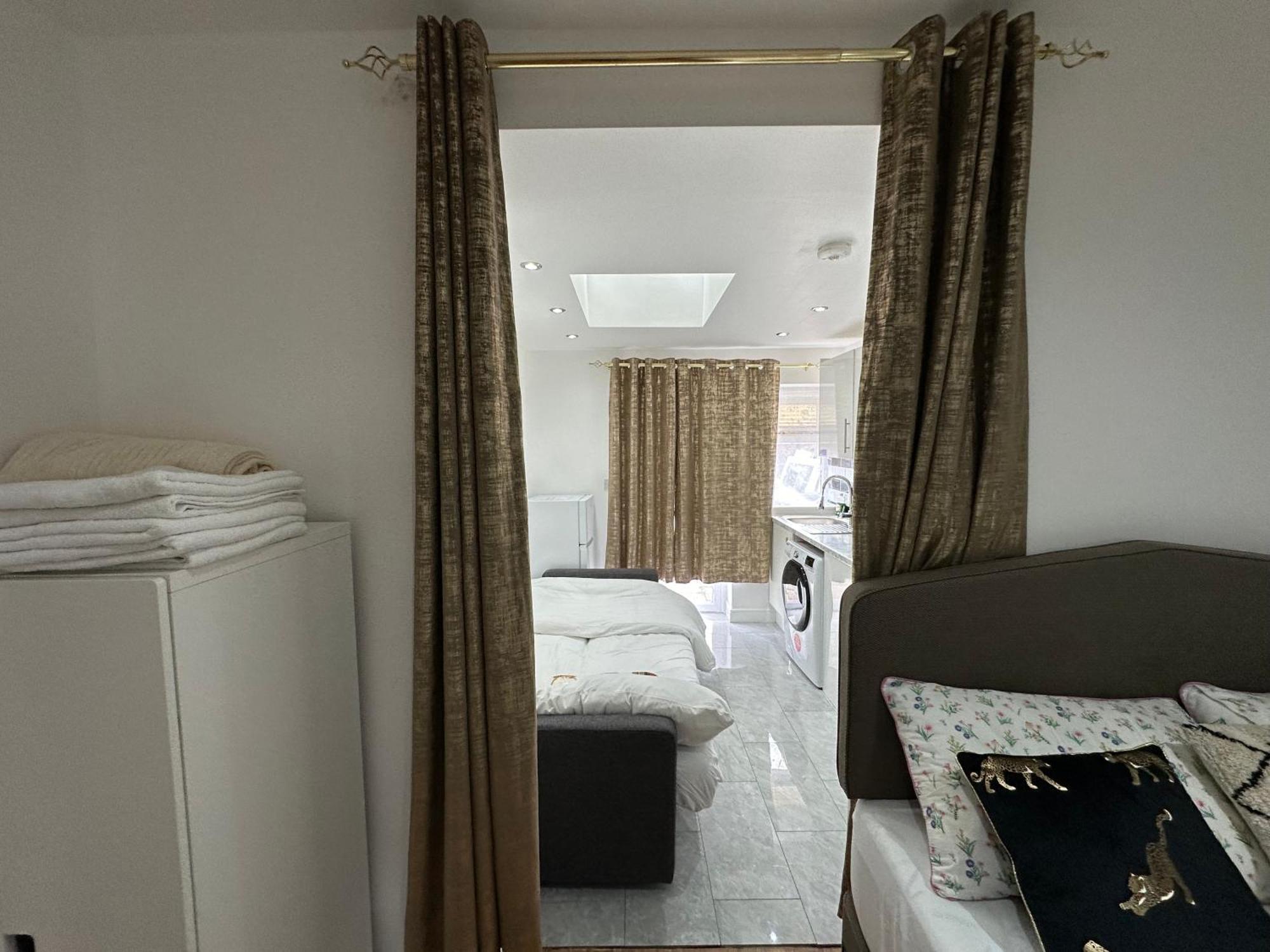 4th Flat With Private Own Bathroom A Luxury Family Setup And Furnished With Double Bed A Double Futon-sofa Bed A Single Futon Bed A Baby Cot And Garden And Free Parking Apartment London