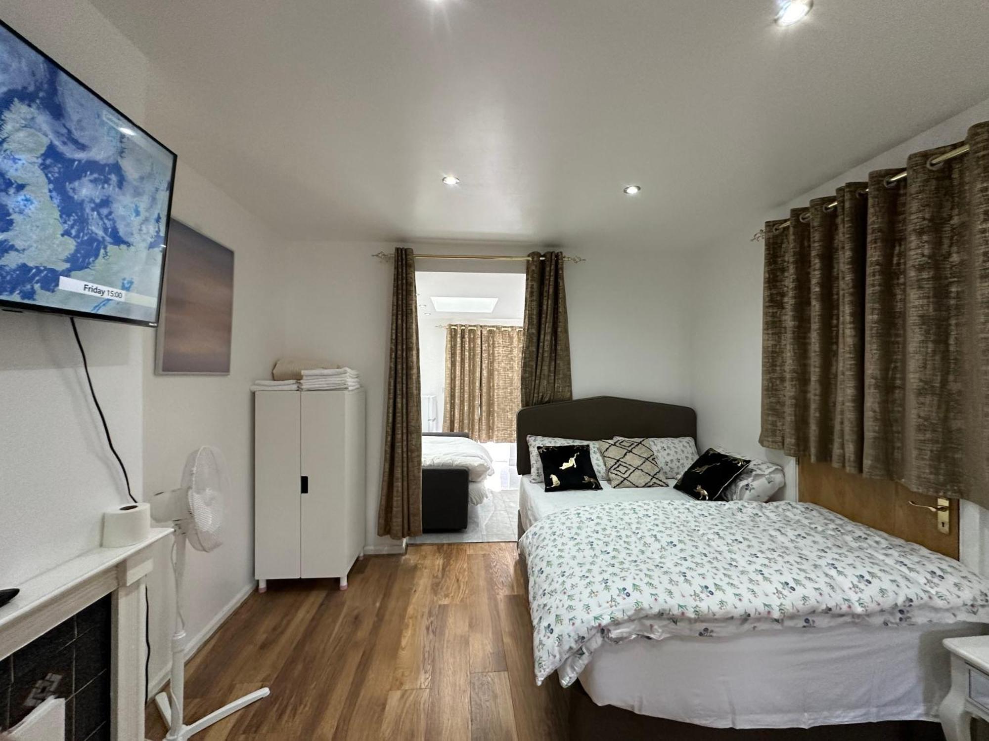 4th Flat With Private Own Bathroom A Luxury Family Setup And Furnished With Double Bed A Double Futon-sofa Bed A Single Futon Bed A Baby Cot And Garden And Free Parking * London
