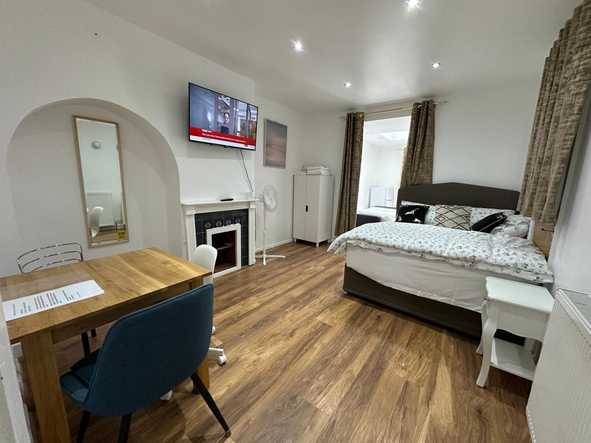 4th Flat With Private Own Bathroom A Luxury Family Setup And Furnished With Double Bed A Double Futon-sofa Bed A Single Futon Bed A Baby Cot And Garden And Free Parking