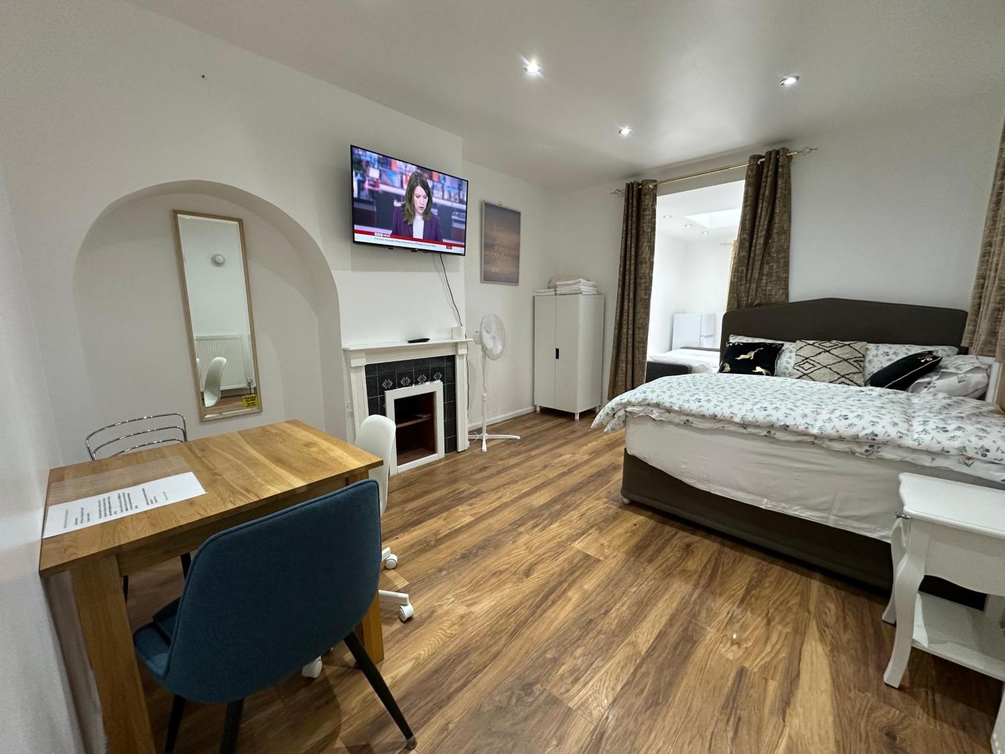 4th Flat With Private Own Bathroom A Luxury Family Setup And Furnished With Double Bed A Double Futon-sofa Bed A Single Futon Bed A Baby Cot And Garden And Free Parking *