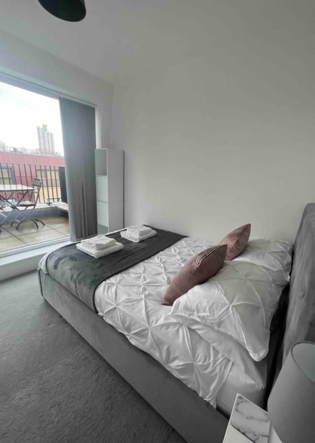 Private In With Balcony Homestay London