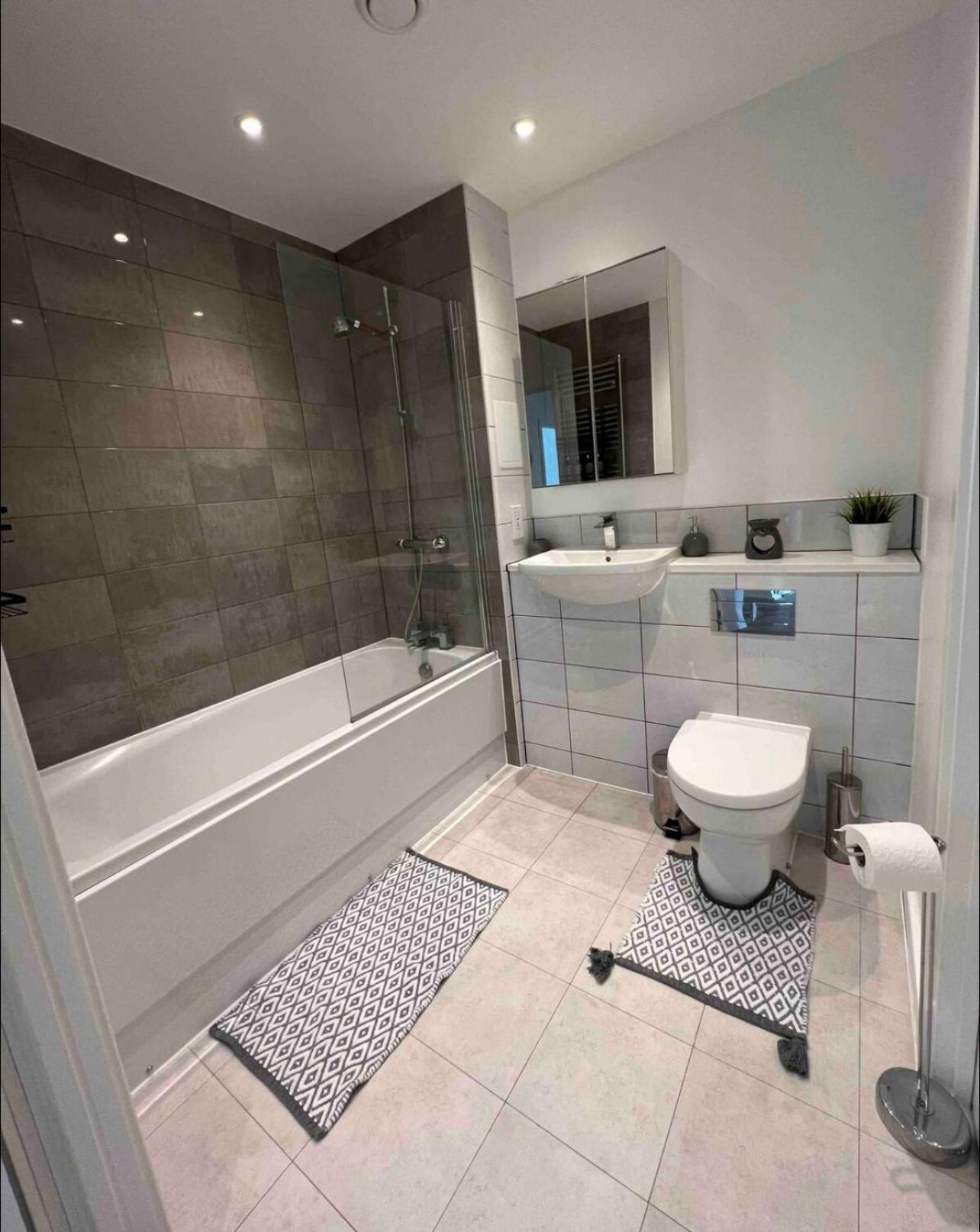 Private In With Balcony Homestay London