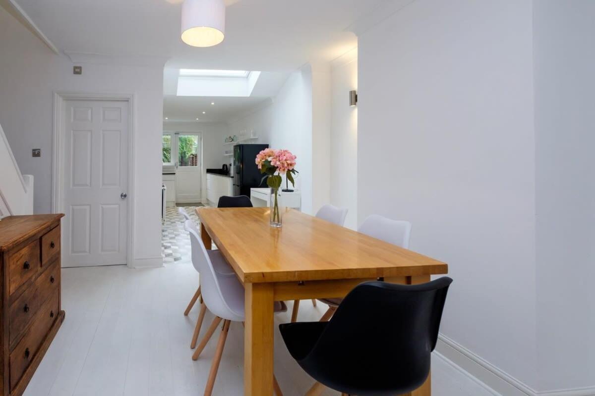 Contemporary House Garden Near Park & Thames Holiday home London