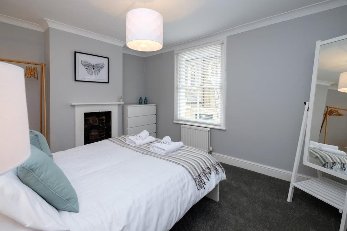 Contemporary House Garden Near Park & Thames * London