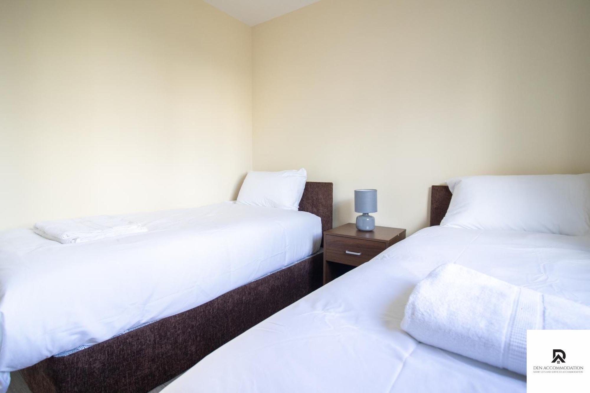 Newly Launched Two Bedroom House By Den Short Lets & Serviced With Garden Ferienhaus *