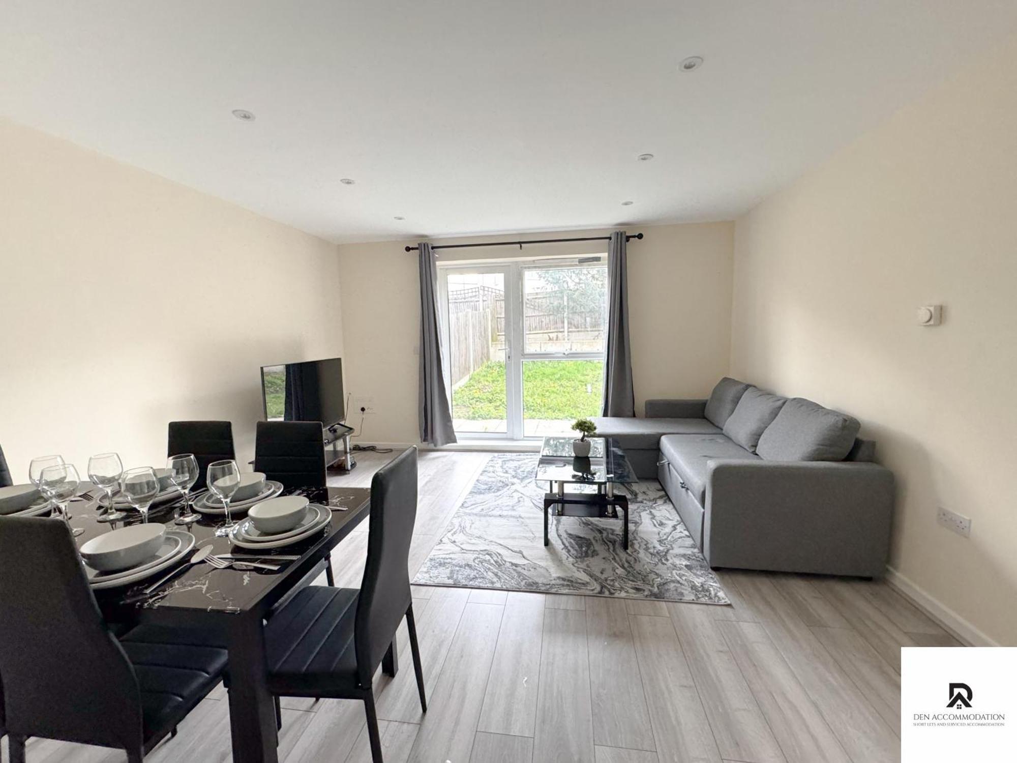 Ferienhaus Newly Launched Two Bedroom House By Den Short Lets & Serviced With Garden *