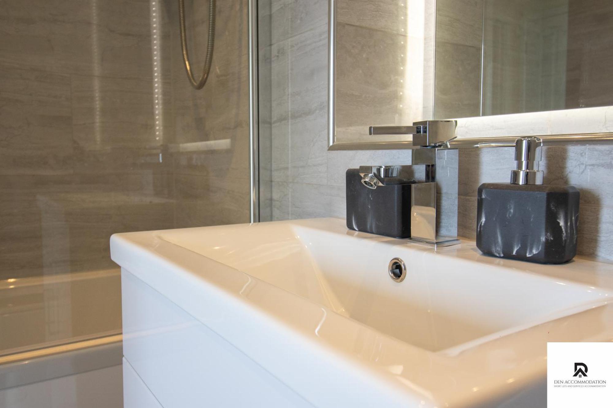 Ferienhaus Newly Launched Two Bedroom House By Den Short Lets & Serviced With Garden London
