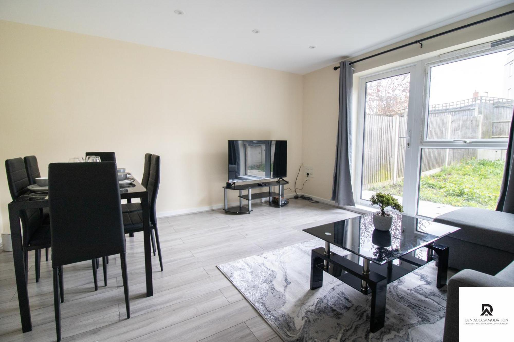 Ferienhaus Newly Launched Two Bedroom House By Den Short Lets & Serviced With Garden London