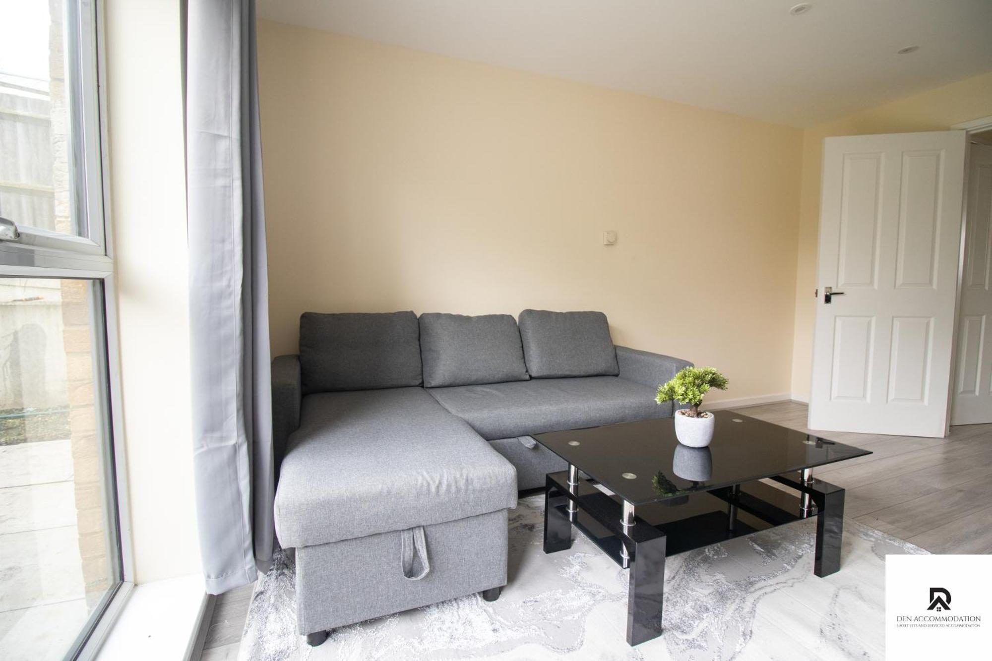 Newly Launched Two Bedroom House By Den Short Lets & Serviced With Garden Ferienhaus London