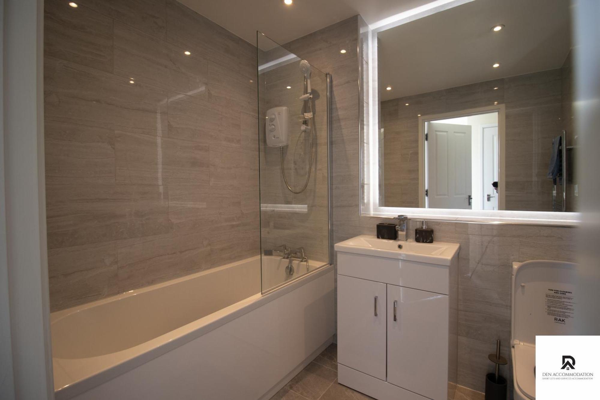 Ferienhaus Newly Launched Two Bedroom House By Den Short Lets & Serviced With Garden *
