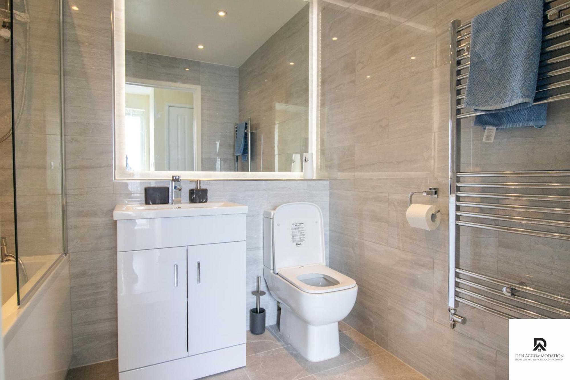 Ferienhaus Newly Launched Two Bedroom House By Den Short Lets & Serviced With Garden *