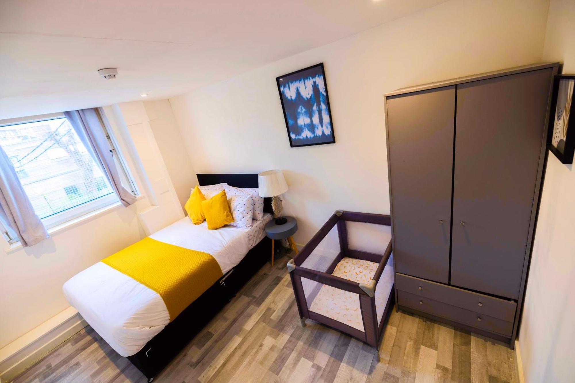 3 Bedroomflat-free Parking-wifi-parking-8people * London
