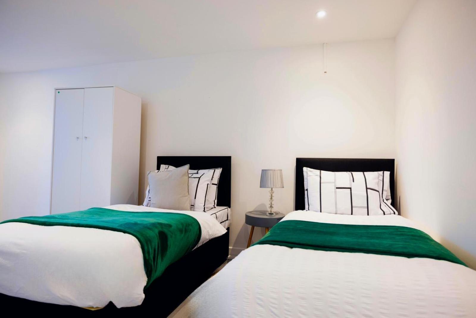 2 Bedrooms -parking-very Spacious-wifi Apartamento *