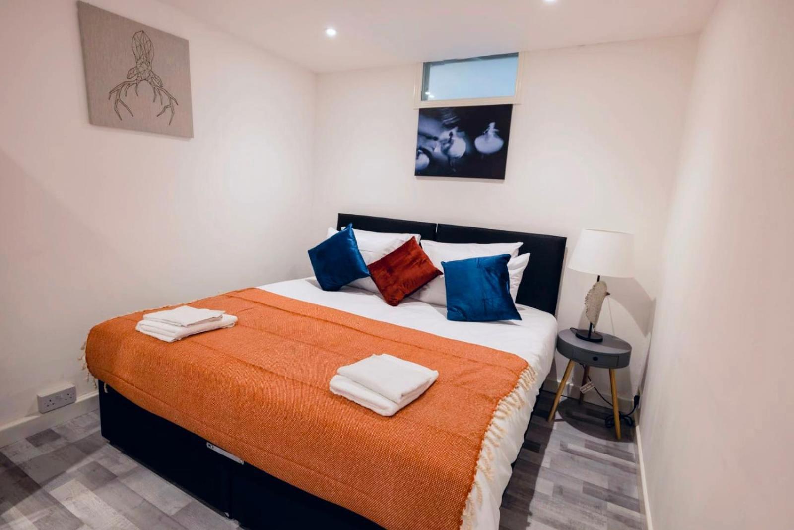 Apartment 3 Bedroomflat-free Parking-wifi-parking-8people London