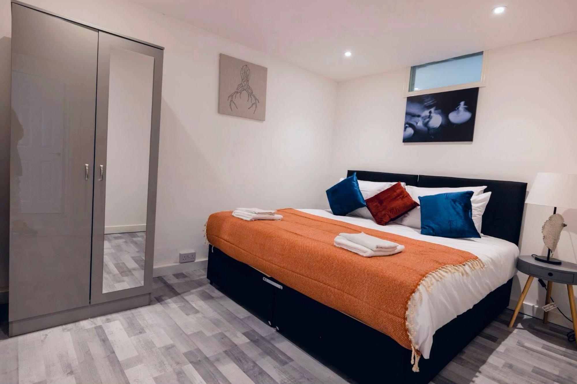 3 Bedroomflat-free Parking-wifi-parking-8people * London