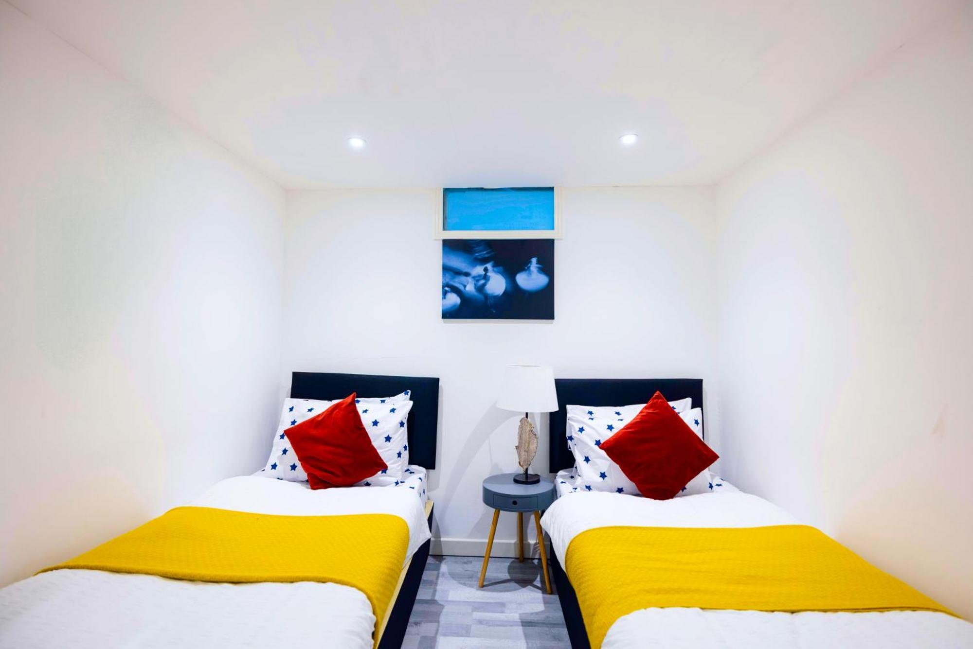 Apartment 3 Bedroomflat-free Parking-wifi-parking-8people London