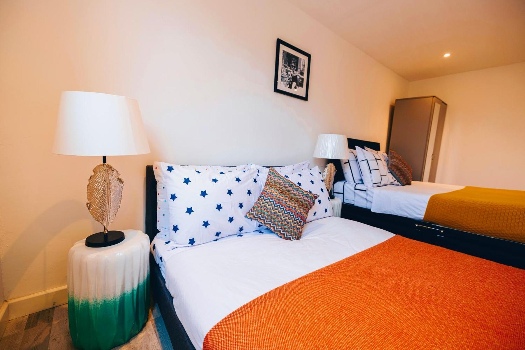 3 Bedroomflat-free Parking-wifi-parking-8people London