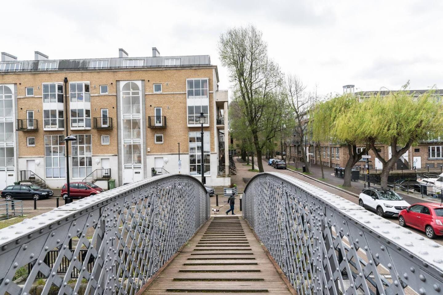 Apartment Sunny Maisonette With Views Over Canary Wharf, London