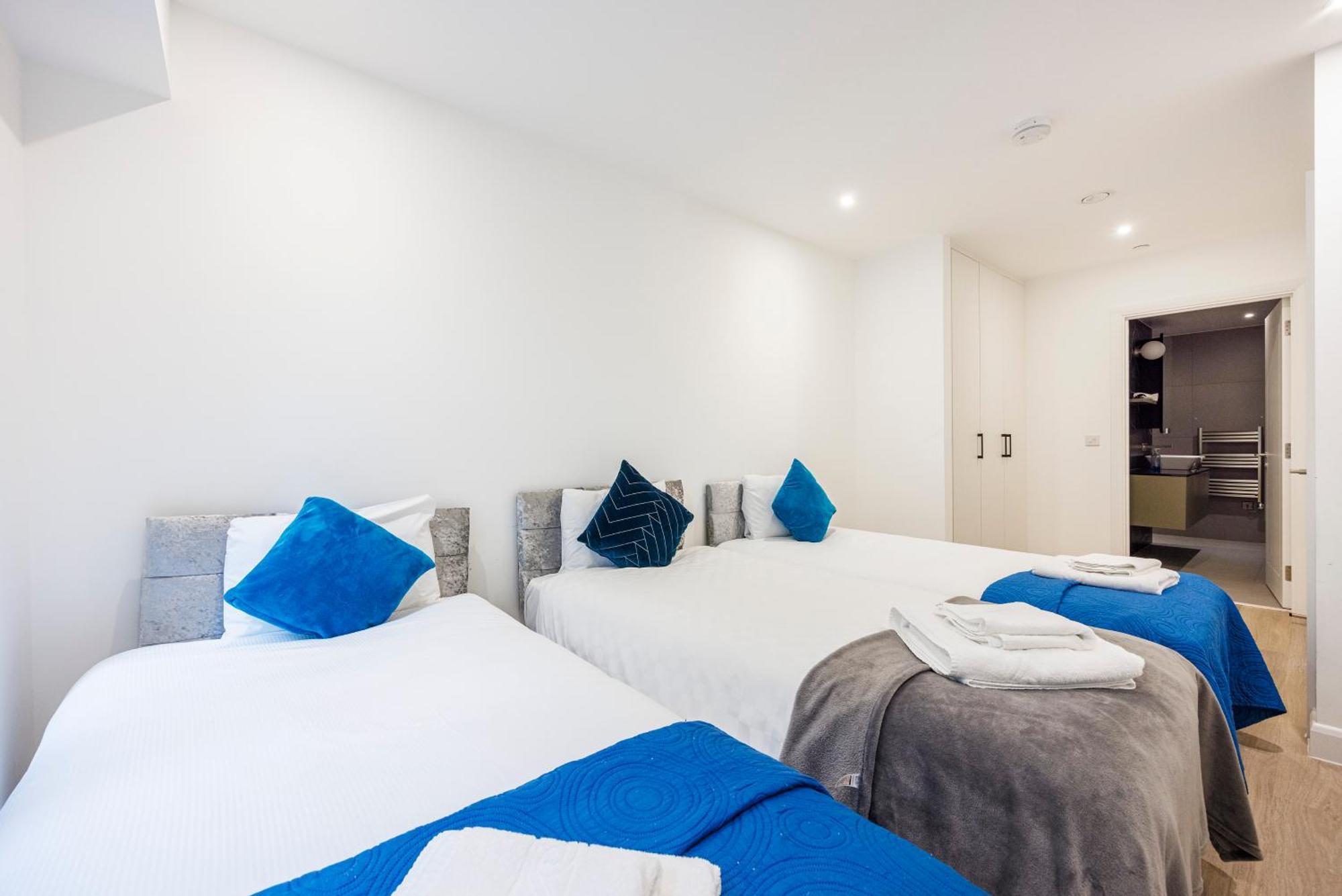 2&3 Bedrooms Near Excel - Modern Spacious For Larger Groups Apartment London