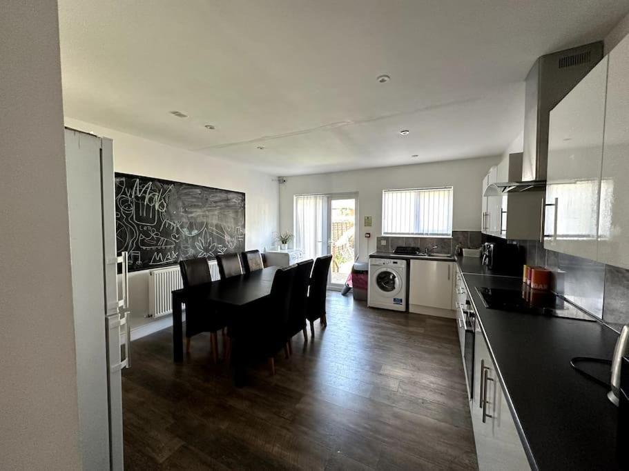 Casa de férias Spacious Holiday Near Tube Station - By Starlet